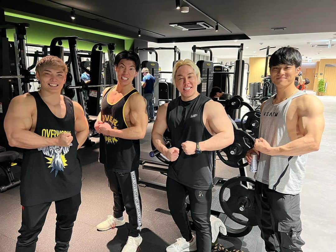 山澤礼明のインスタグラム：「ベンチプレス最終対決。  150kgに初挑戦🔥  #山澤礼明#筋トレ#筋肉#ジム#フィットネス#」