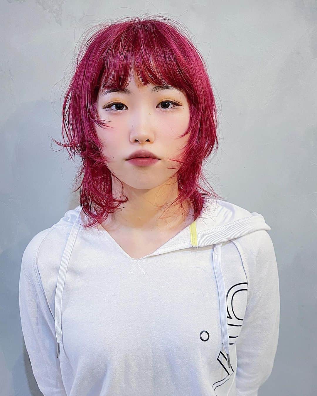 時田健太のインスタグラム：「ロングリタッチからのウルフとレッドカラー！  ブリーチ一回のリタッチ  #ウルフカット #ウルフカット女子 #ウルフ #ミディアムウルフ #ウルフレイヤー#ブリーチ#赤髪#暖色系カラー #ケアブリーチ」