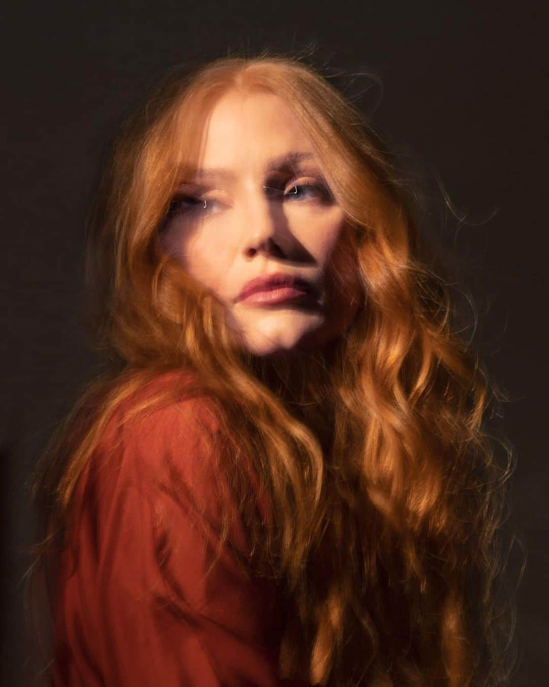 ブライス・ダラス・ハワードのインスタグラム：「Let’s wish this beautiful, talented, and exquisite artist a happy birthday! I feel very honored to be your doppelgänger 👯 Happy Birthday you brilliant woman @jessicachastain⁣⁣ ⁣⁣ 📷: @theatraff for @nytimes & @adollshousebway⁣ ⁣ [ID: A slightly blurred portrait of Jessica Chastain, whose hair flows over her shoulders as she looks to her right.]」