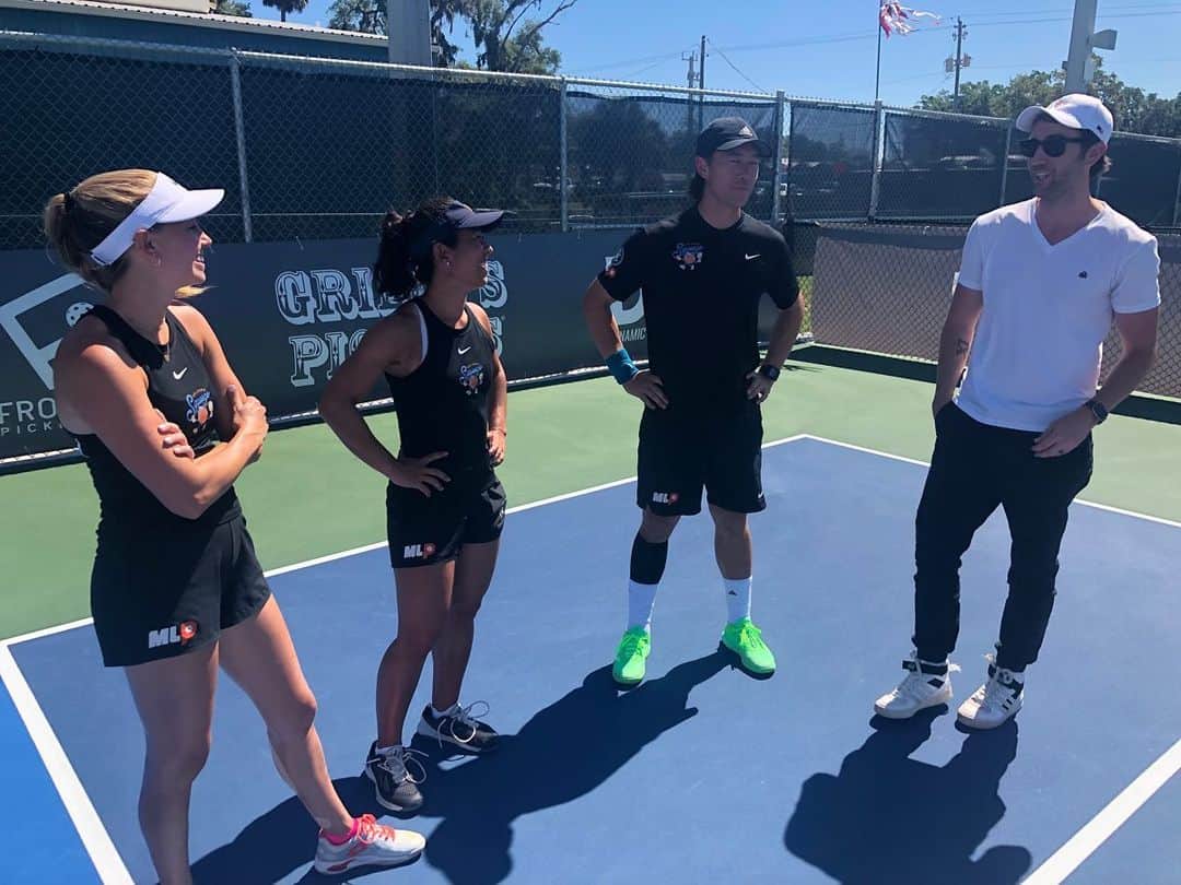 マシュー・ルイスのインスタグラム：「Practically been on a tour of US based sports teams lately which, if my accountant asks, is for “research”.   Here I am explaining to the @orlandosqueezemlp pro pickleball team why I can’t sign for them because tennis elbow is basically the worst injury you can have and I need to rest.」
