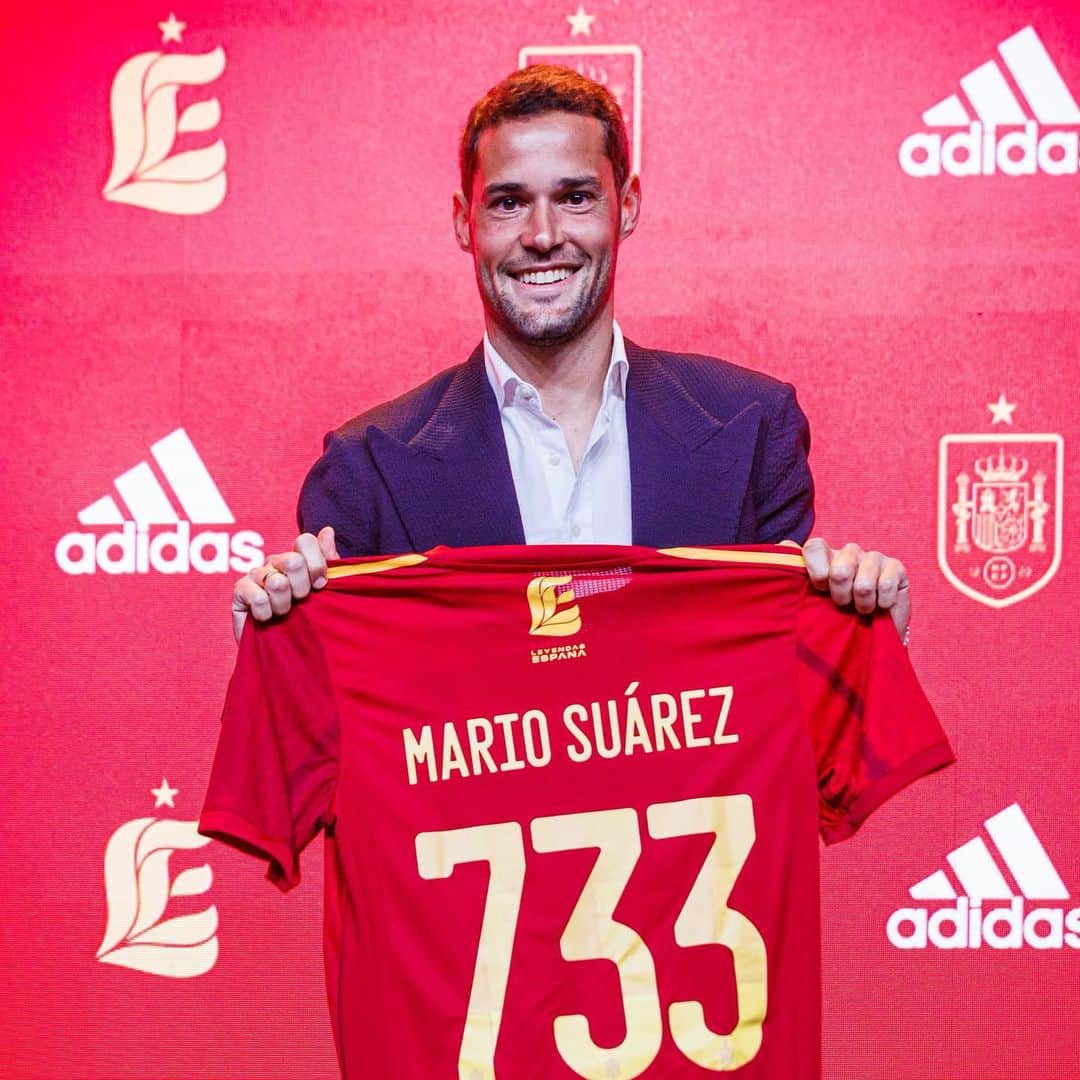 マリオ・スアレスのインスタグラム：「Gracias @leyendasespanaoficial @rfef @sefutbol por el bonito reconocimiento de ayer. Un placer poder estar con todas esas leyendas. 🇪🇸 #internacional733」