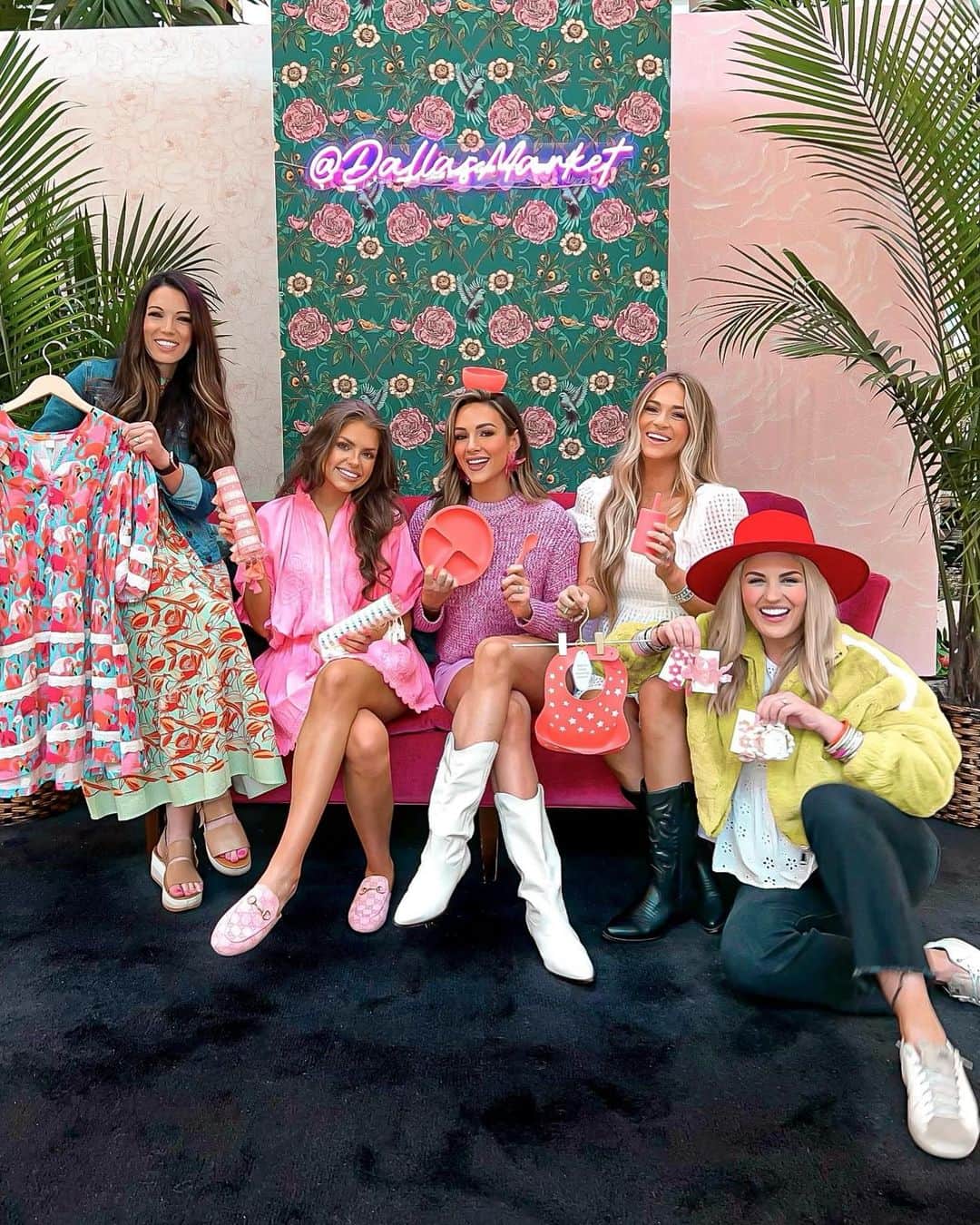 Paige Hathawayのインスタグラム：「#GIRLBOSS GIVEAWAY!  @Dallasmarket brought us together, the girl gang keeps us together 👯‍♀️👯‍♀️👯‍♀️  Win an amazing package of goodies valued at $800 🎉  Here’s what you get: $200 gift cards to each brand! @pkandcrew + @shoplinnyco + @shopbritoncourt + @thekenziecollective  Here's how you ENTER TO WIN...  1. FOLLOW: @pkandcrew @shoplinnyco @shopbritoncourt  @thekenziecollective  2. LIKE THIS PHOTO and tag as many friends as you like (the more tags the more entries!) 👯‍♀️👯‍♀️👯‍♀️  💥 EXTRA EXTRA! 💥 SHARE THIS POST in your stories, we will screen shot it and you will get 5️⃣ EXTRA entries!!!   ✨✨✨  Winners will be selected one week from today 3/27 This giveaway is not affiliated with Instagram or the meta-organization. It is not transferable for cash value. Winners will be selected at random.  #dallasmarket #dallasmarketcenter #giveaway #girl」