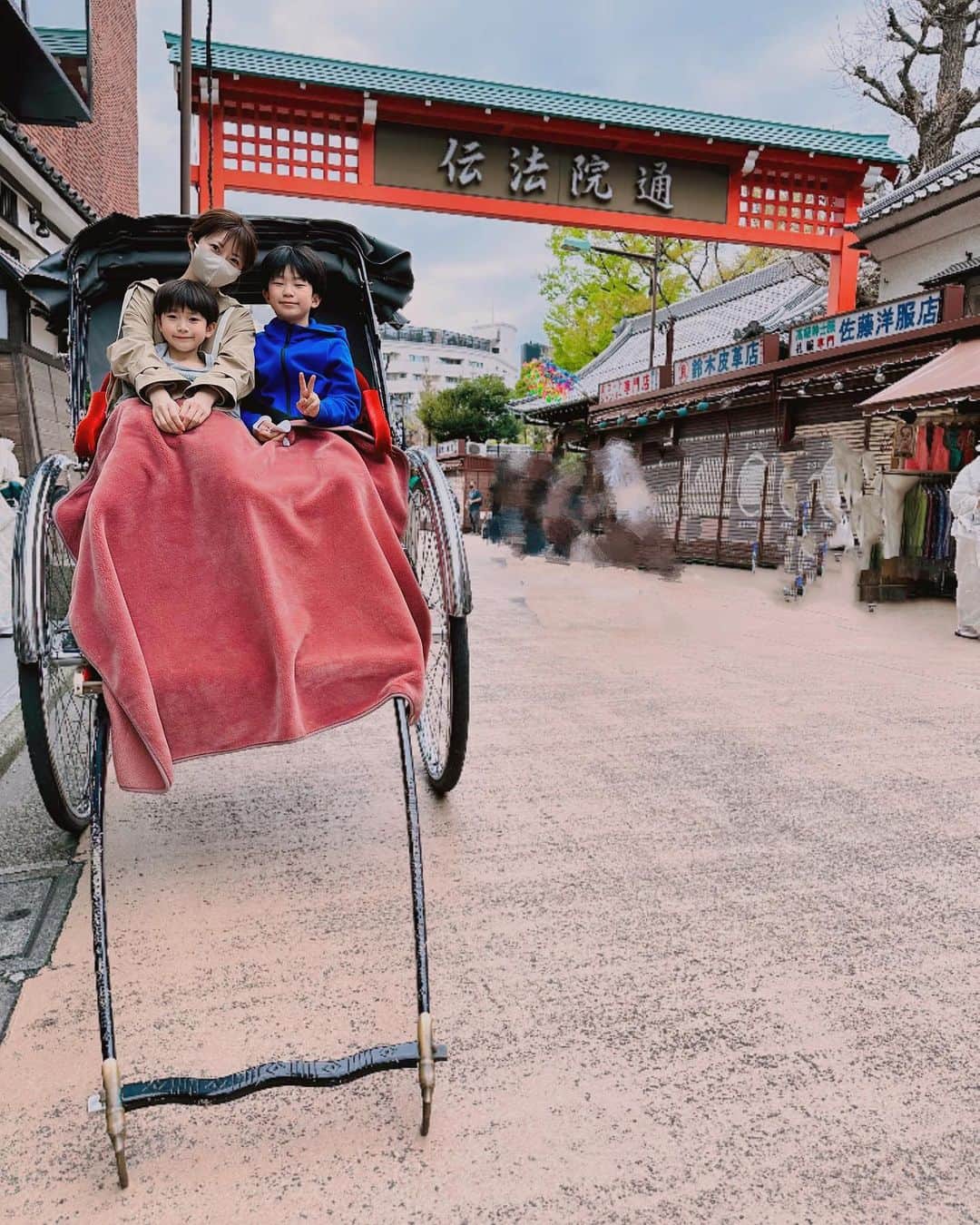 折原みかさんのインスタグラム写真 - (折原みかInstagram)「春休みに入りました🌸 早速生活リズムが壊れはじめております🥹  今日はね東京駅⇨浅草　🚃 まるで地方から出てきました！とわんばかりの観光ルート♫  このルートは長男のリクエスト☝️ 学校で浅草の勉強をしたから行きたい！食べ歩きしたい！ というので、お出かけしました  で、せっかくなので乗っちゃいました 人力車🥰  ふたりとも初人力車に喜んでいました♫  それにしても、平日とは思えない…人、人、人…  次男『今日お祭りなんだね😊？』って言ってました笑  おばあちゃんの街、観光客の街、ってイメージでしたが、若者だらけで、あちこちインスタ映え🤳 浅草のイメージ変わりました😊  またゆっくり遊びに行きたいです✨  #春休み #浅草観光 #浅草グルメ  #浅草 #人力車 #浅草食べ歩き  #いちご飴 #インスタ映え #asakusa」3月25日 1時36分 - mikaorihara