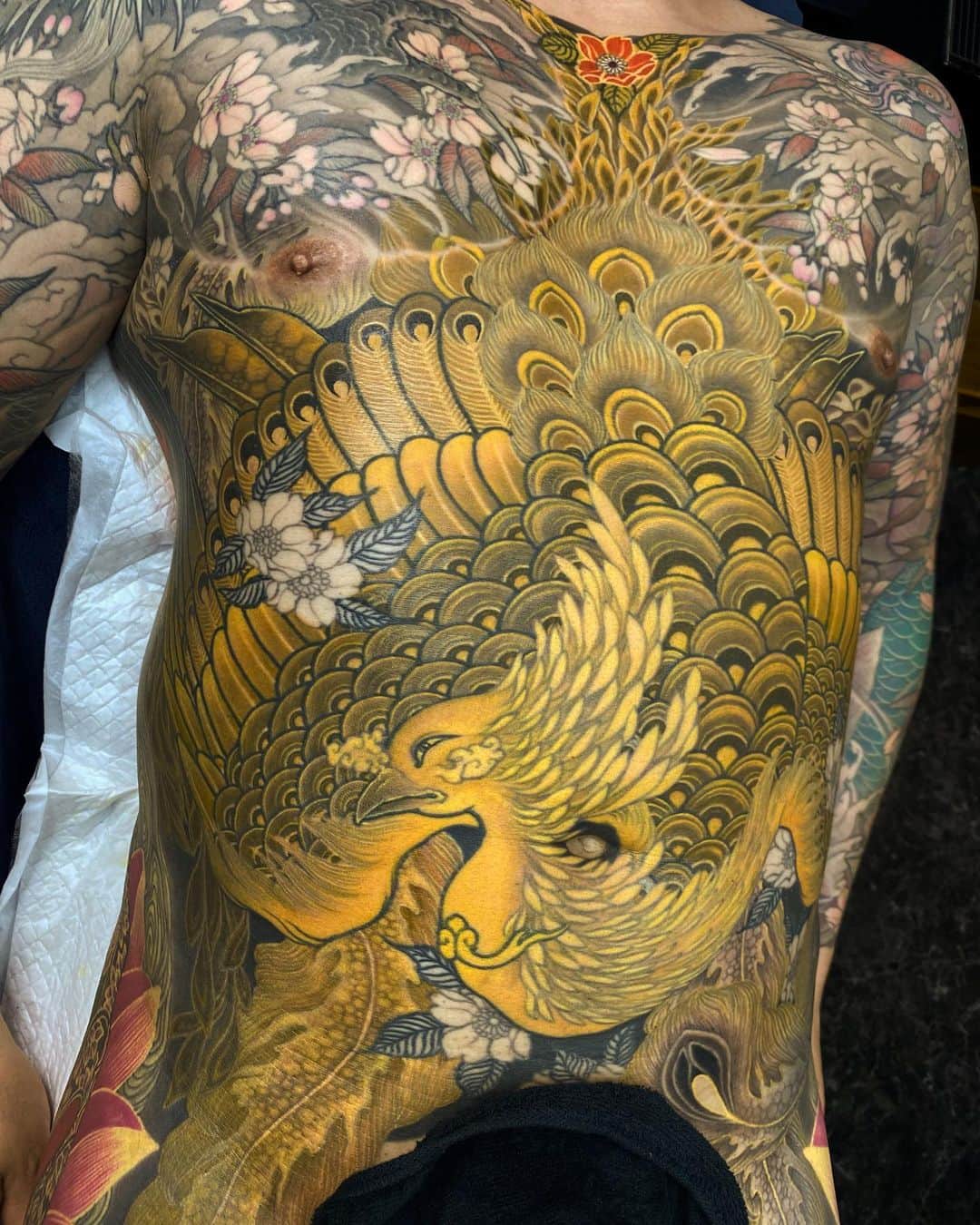 SHIGEのインスタグラム：「Still in progress,, Golden Phoenix,,, On one of my special client @john_mendoza Thank you John! See you tomorrow!  #shige #shigetattoo #shigeyellowblaze #yellowblazetattoo #黄炎 #houou #鳳凰 #goldenphoenix #inprogress #制作過程 #日本刺青 #地蔵菩薩 #jozo #japanesetattoo #japaneseart @bishoprotary #bishoprotary #bishopfamily @inkeeze #inkeeze #dipcaps @dipcaps @davincineedles @fusionink #fusionink #fusioninkproteam」