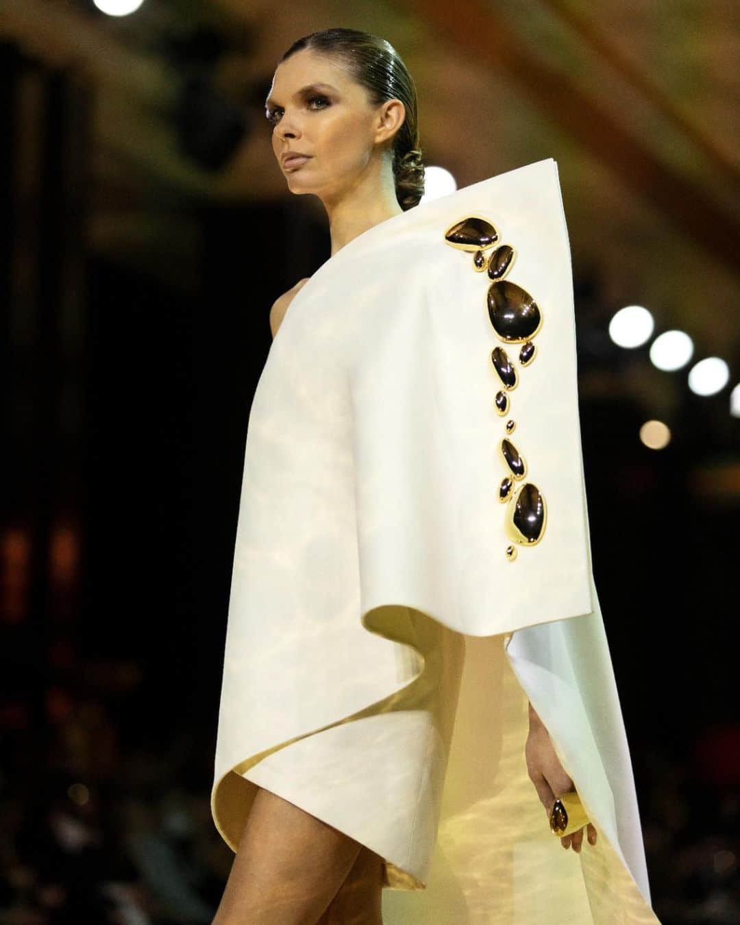 ステファンローランさんのインスタグラム写真 - (ステファンローランInstagram)「White gazar held by golden pebbles to create a short dress with a train. #StephaneRolland #HauteCouture #SS23」3月25日 1時43分 - stephanerolland_paris