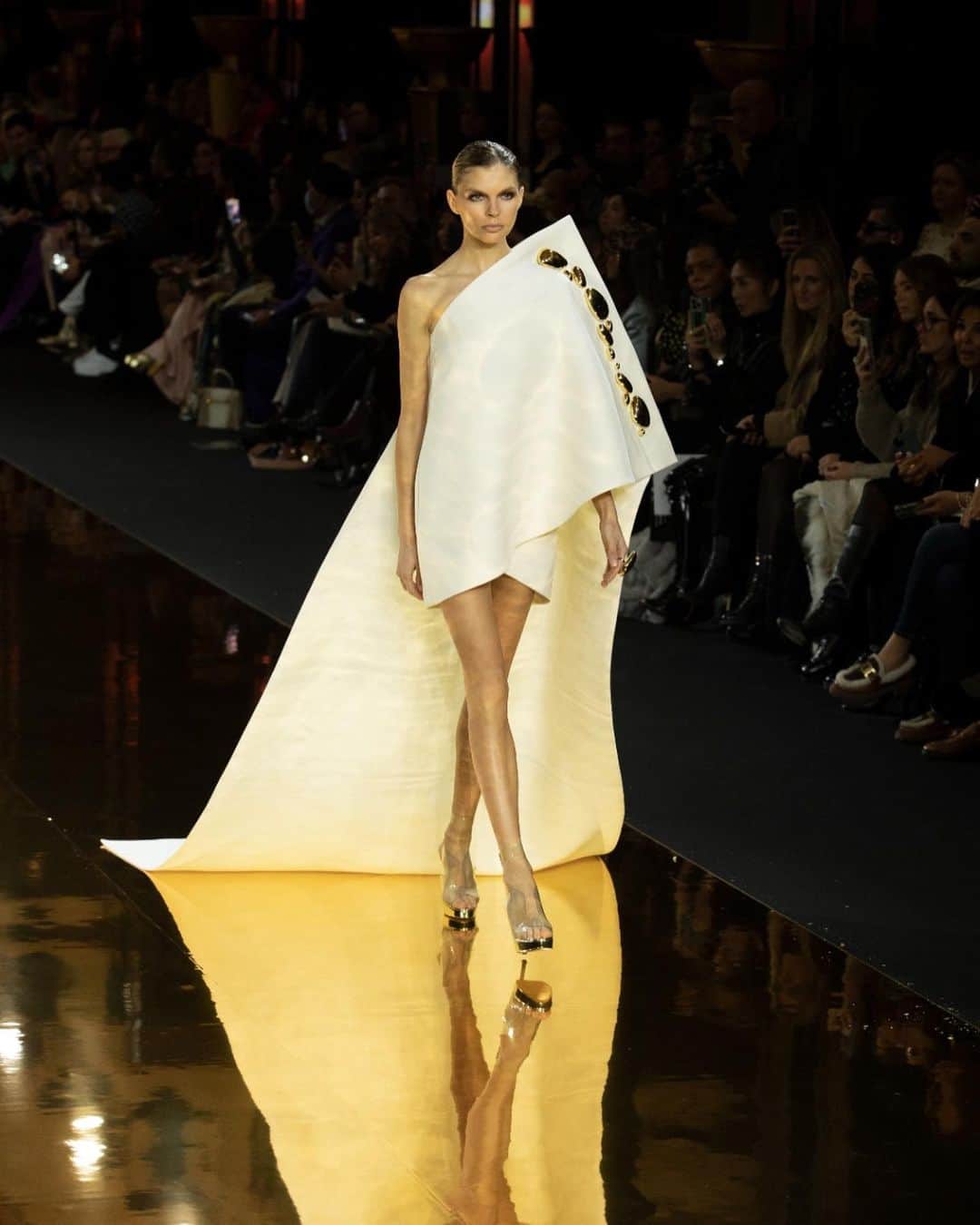 ステファンローランのインスタグラム：「White gazar held by golden pebbles to create a short dress with a train. #StephaneRolland #HauteCouture #SS23」
