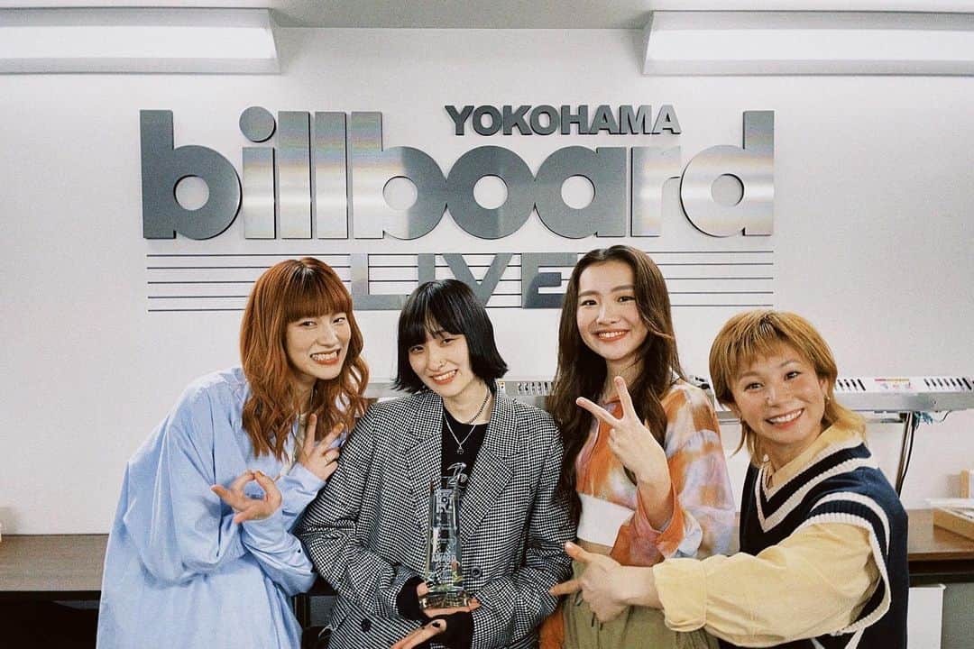 玉城裕未さんのインスタグラム写真 - (玉城裕未Instagram)「@jwave813  「SEISON CARD TOKIO HOT 100 AWARD」 "BEST SONAR TRAX OF 2022" に @chillibeansmusic の ♪ School が受賞されました‼︎  とっても嬉しい＾＾誇らしい！  Chilli Beans.ｵﾒﾃﾞﾄｰｳ！  授賞式でのライブステージもとっても楽しかったです。  チームスタッフとも喜びを共有して最高の1日になりました！  私もドラマー冥利に尽きる幸せな瞬間でした！ これからも精進します！  感謝ﾃﾞｽ！  #chillibeans.#school #3枚目の画角がぁぁぁぁ」3月25日 1時46分 - yuumi_drummer