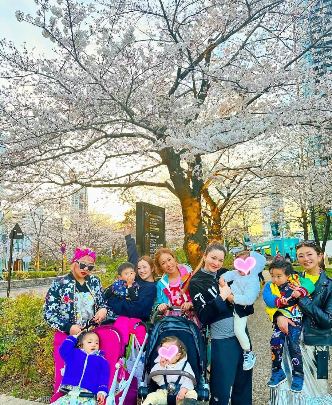 DJ JUICYさんのインスタグラム写真 - (DJ JUICYInstagram)「みんなでお花見したの 何年ぶりだろう〜🌸🌸🌸🌸🌸🌸  👶🏻は、のりこ園長先生にいっぱい遊んでもらって、池にいたカモと触れ合い🦆 大好きなアリーにもいっぱい甘えて楽しかったみたい🤩💘  そしてなによりも、のりちゃんのお弁当🍱最高に美味しかった⤴️😍😍😍😍  私は、子供の頃からよく見る夢があって😴🌙　布を広げて空を飛ぶんだけど、、、  レジャーシートで再現してみまたら...  飛べなかった🥲💦💦💦  魔女修行まだまだ頑張らないとだ..🧙‍♀️🧹🔥  #お花見 #桜 #お弁当 #魔女修行」3月25日 1時50分 - dj_juicy0912