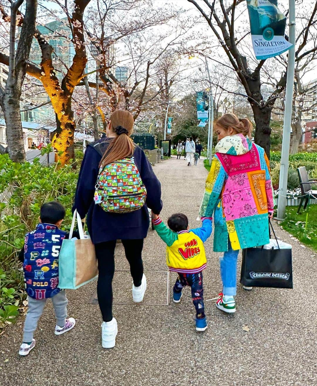 DJ JUICYさんのインスタグラム写真 - (DJ JUICYInstagram)「みんなでお花見したの 何年ぶりだろう〜🌸🌸🌸🌸🌸🌸  👶🏻は、のりこ園長先生にいっぱい遊んでもらって、池にいたカモと触れ合い🦆 大好きなアリーにもいっぱい甘えて楽しかったみたい🤩💘  そしてなによりも、のりちゃんのお弁当🍱最高に美味しかった⤴️😍😍😍😍  私は、子供の頃からよく見る夢があって😴🌙　布を広げて空を飛ぶんだけど、、、  レジャーシートで再現してみまたら...  飛べなかった🥲💦💦💦  魔女修行まだまだ頑張らないとだ..🧙‍♀️🧹🔥  #お花見 #桜 #お弁当 #魔女修行」3月25日 1時50分 - dj_juicy0912