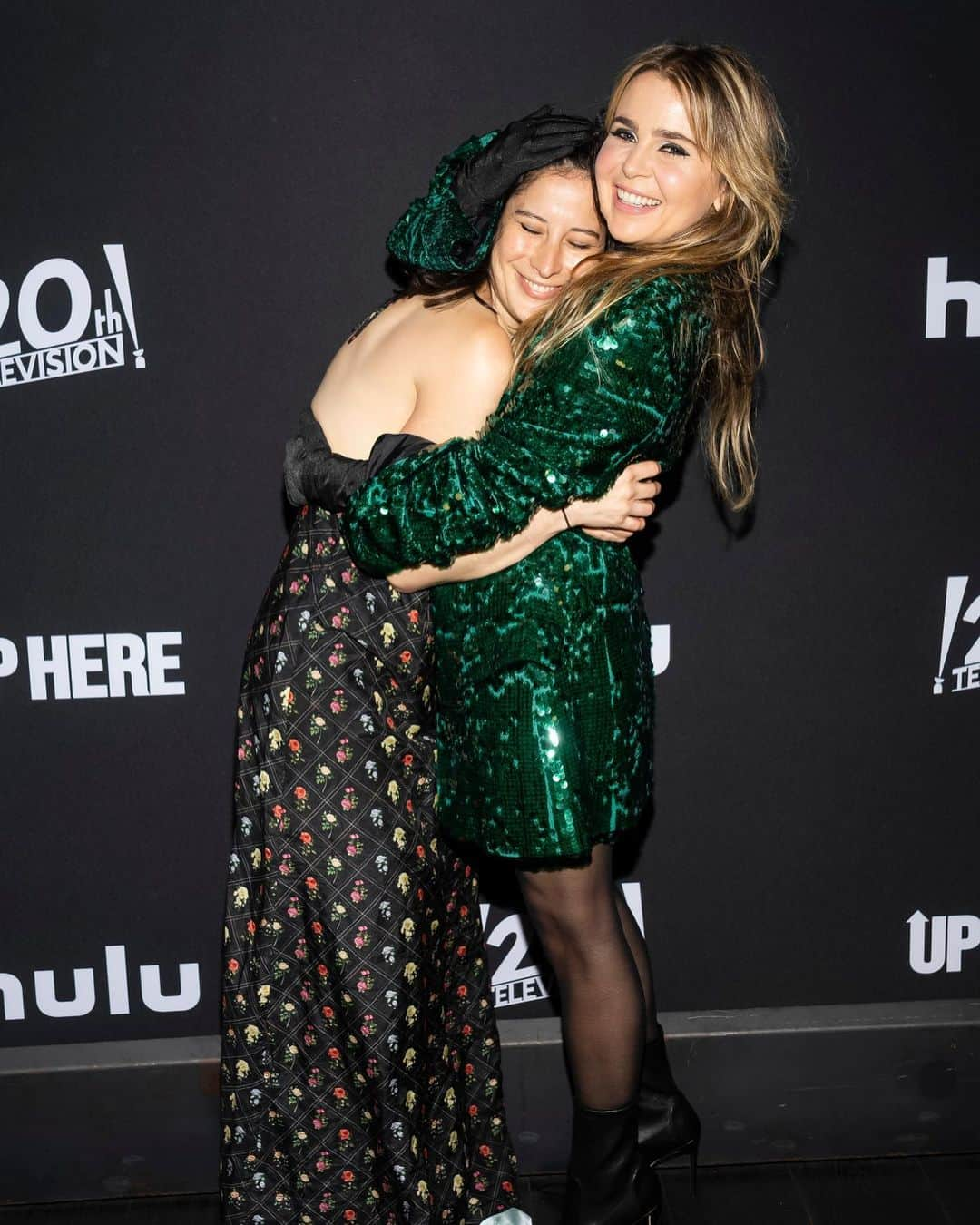 メイ・ホイットマンさんのインスタグラム写真 - (メイ・ホイットマンInstagram)「PREMIERE FOR UP HERE WHICH IS STREAMING NOW I FELT LIKE GOD DAMN LIZA MINELLI THANK U EVERYONE I love everyone   #uphere @uphereonhulu @hulu   @gpcbeauty  @anthonycampbellhair  @tata__LA @stuartweitzman @deborahfergusonstylist」3月25日 1時58分 - mistergarf