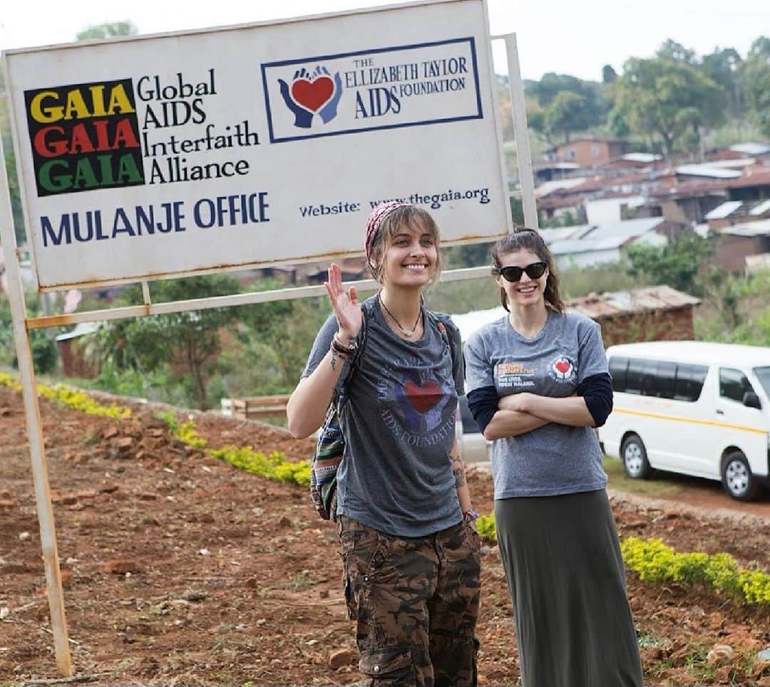 アレクサンドラ・ダダリオのインスタグラム：「A few years ago, I had the great pleasure to travel to Malawi to see first-hand the work that was being done to help prevent the spread of HIV and malaria. Clinics are set up and funded by organizations including @elizabethtayloraidsfoundation. These clinics save lives through education and access to vital medical support that is otherwise unreachable for many. Recently, a cyclone has hit the region. The news of this broke my heart, and GAIA, the organization on the ground in Malawi, is doing everything they can to help the 363 thousand people displaced, who are suffering from loss, food shortages and lack of healthcare. I just donated to support the ongoing work, and you can get involved too. Thank you for taking the time to read! Link in bio to donate @gaiaglobalhealth」