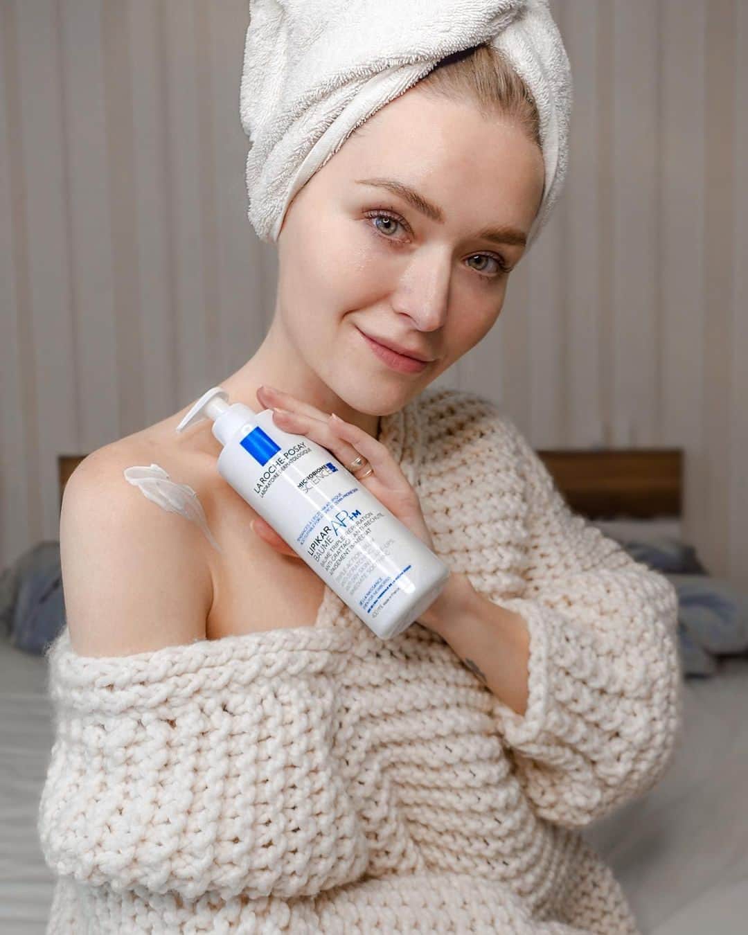 La Roche-Posayのインスタグラム：「If you're struggling with dry, sensitive, or eczema-prone skin, Lipikar Baume AP+M could be your perfect solution 😌  Just like @smartbeauty.sk, you might become a big fan! This nourishing balm has a non-greasy, non-sticky texture that's perfect for use morning and night, providing a soothing treat for your skin. Have you tried Lipikar? Share your experience with us in the comments below 👇  All languages spoken here! Feel free to talk to us at anytime. #larocheposay #lipikar #eczemaproneskin #sensitiveskin Global official page from La Roche-Posay, France.」