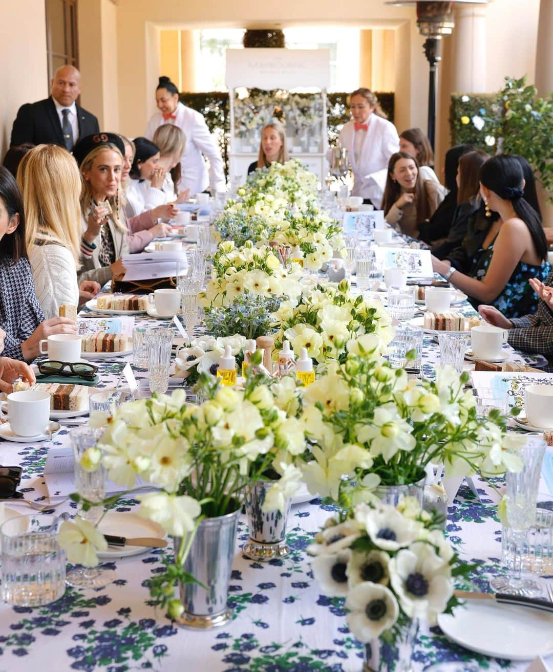 アリッサ・ジュリア・スミスさんのインスタグラム写真 - (アリッサ・ジュリア・スミスInstagram)「A bit of London in LA… 🫖🍰Had a lovely afternoon tea party with @claridgeshotel to celebrate an iconic collab between @emiliawickstead & @goop !  Always love attending these events because I meet so many inspiring women. 🫶🏼  Tennis sweater by G. Label    {more details in stories}」3月25日 2時02分 - alyssajulyasmith