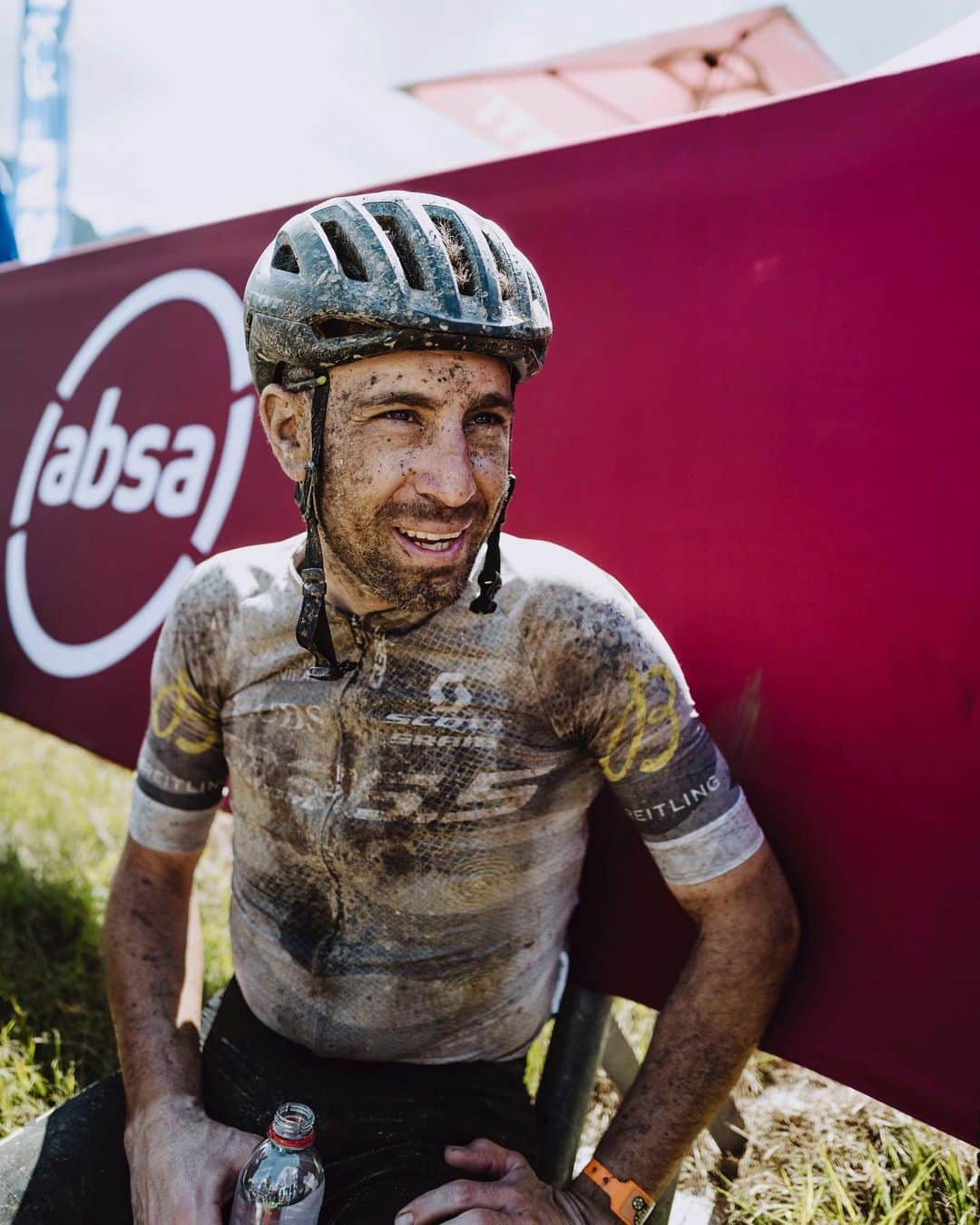 ヴィンチェンツォ・ニバリのインスタグラム：「Busy day today, unfortunately I crashed hitting my ribs. This pain accompanied me throughout the race, gritting our teeth we reached the finish line even despite the difficult weather conditions, characterized by heavy rain. It's a tough but beautiful race. Thanks to @bikeonscott and @kurt.mechanic for the great help and support. Thanks also to my teammate @porrosamuele   Oggi giornata impegnativa, purtroppo sono caduto battendo le costole. Questo dolore mi ha accompagnato per tutta la gara, stringendo i denti siamo arrivati ​​all'arrivo anche nonostante le non facili condizioni meteo, caratterizzate da forte pioggia. È una gara tosta ma bellissima. Grazie a @bikeonscott e @kurt.mechanic per l'ottima assistenza e supporto. Grazie anche al mio compagno @porrosamuele  #southafrica #capeepic #road #race #landscape #visitsouthafrica #travel」