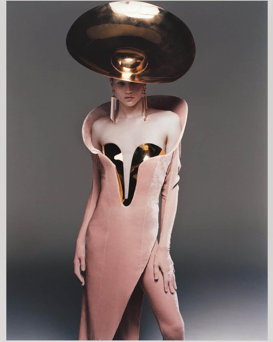 バルマンのインスタグラム：「VIRGO’S GROOVE RENAISSANCE COUTURE by @beyonce x @balmain  Balmain Creative Director - @olivier_rousteing @parkwood Creative Team  Photographer - @louiebanksstudio Lead Stylist - @marnixmarni   Principle Hair Stylist - @nealfarinah Principle Makeup Artist - @rokaelbeauty Hair Stylist - @jawaraw Makeup Artist -@hollysilius Manicurist - @nails_by_yoko   Casting - @bitton   TALENT @amlater   SPECIAL THANKS TO THE BALMAIN AND PARKWOOD TEAMS」