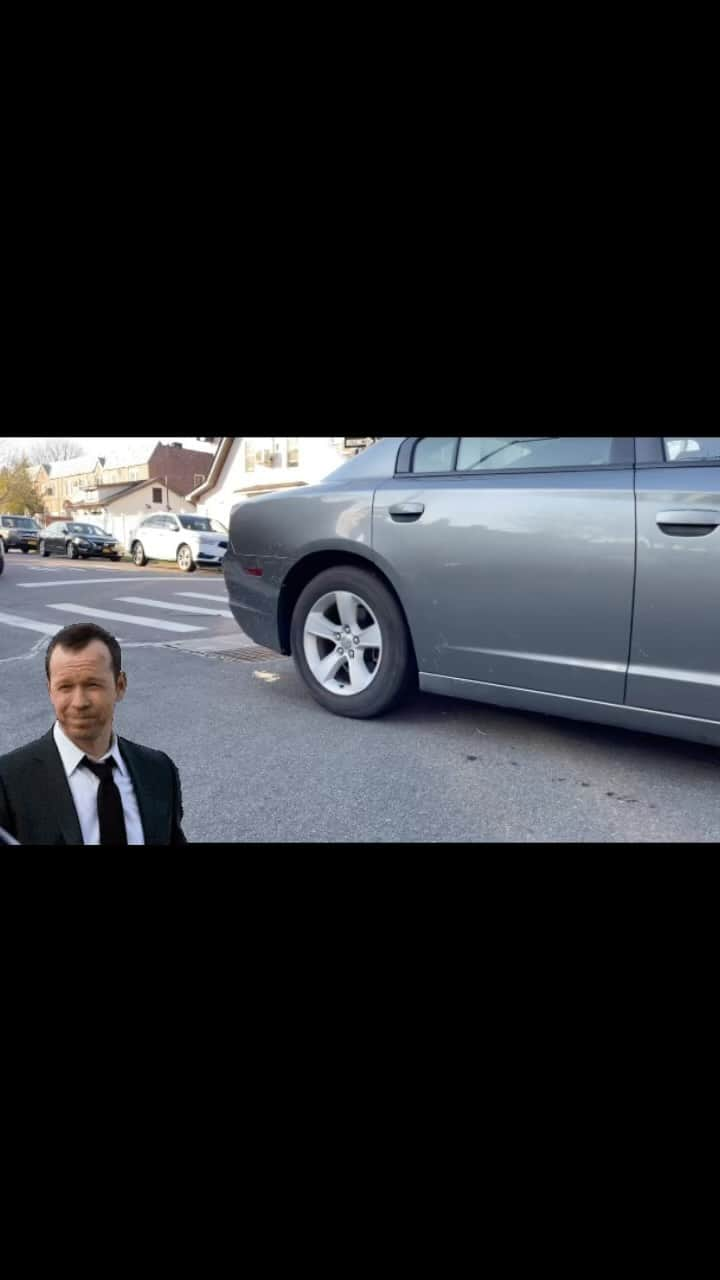 ドニー・ウォルバーグのインスタグラム：「Rolling into #friday like! Do what you love, love what you do! Let’s go! #BlueBloods #fridayfeeling 🙏🏼❤️💫✨🎥🎬⚡️💯  🎥: @thereggieice @espo633」