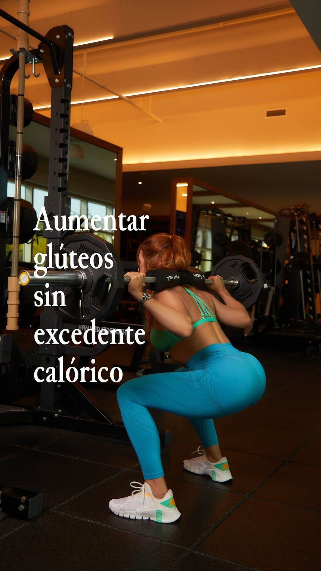 Sascha Barbozaのインスタグラム：「Me han preguntado mucho como hice para aumentar masa muscular en glúteos y piernas. Cambié la forma en la que entrenaba mis piernas y glúteos, mis entrenamientos ahora se enfocan principalmente en glúteos con ejercicios compuestos y un par de ejercicios aislados, antes yo entrenaba glúteos una vez a la semana ahora lo hago tres veces a la semana o mínimo dos. Cada rutina está hecha para trabajar las tres partes de los gluteos, glúteo máximo, medio e inferior.   Ahora levanto más peso, me enfoqué muchísimo sobrecarga progresiva, cada seis semanas trataba de subir el peso ligeramente o incrementar el número de repeticiones.  Los hipthrusts se volvieron epicentro de mis entrenamientos y vi un cambio importante.  En mi dieta, la proteína es la reina. 2,5 g de proteína por peso aproximadamente, en cada una de mis comidas, no llevé un excedente de calorías, no siempre es necesario un excedente para incrementar masa muscular, solo en los casos donde hay muy poco porcentaje de grasa y quieres aumentar un número significativo necesitas ese excedente Pero si todavía tienes algo de grasa corporal, por ejemplo en mi posparto, el cuerpo puede accesar a esas reservas de energía, también hay estudios que indican que con un incremento en la cantidad de proteína diaria, puedes ver también mejoras en la masa muscular por el incremento en síntesis de proteínas. Además entrenar pesado cuando estás en Mantenimiento o en un déficit moderado ayuda muchísimo a proteger tu metabolismo y masa muscular.   Yo hago sincronización de nutrientes y ciclos de carbohidrato, los días donde mi entrenamiento está enfocado más en la parte superior y cardio, hago una dieta baja en carbohidratos, mis fuentes de carbohidratos provienen de fruta, fibra y muchos vegetales, los días que entreno piernas y glúteos, Consumo alimentos más altos en carbohidratos a mis horas cercanas del entrenamiento. Pero lo más importante es asegurarme de consumir suficiente proteína en el día, mis fuentes favoritas son huevo, pollo, pescado, mi batido de proteína, lomo de res La proteína es el macro nutriente más importante, del que no puedes prescindir. Este tema es + complejo y omití varios detalles, pero acá toca resumir」