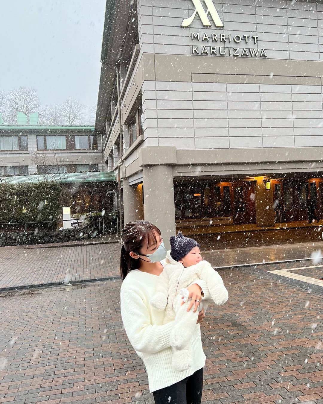 青木茉耶のインスタグラム：「⛄️  レオン2度目の旅行もまた軽井沢へ🚗³₃  3月なのにピンポイントで大雪😂 初めての雪を体験🤍  顔にあたる雪を不思議そうに 顔を見上げてキョロキョロしてる姿が可愛すぎた🥹💖  どうしても写真撮りたくて ほんの一瞬ホテルの外で📸  #男の子ベビー #男の子ママ #男の子baby #令和4年ベビー #令和4年11月出産 #成長記録 #育児記録 #育児 #赤ちゃん #男の子 #赤ちゃんのいる生活 #赤ちゃんのいる暮らし #生後4ヶ月ベビー #生後4ヶ月」