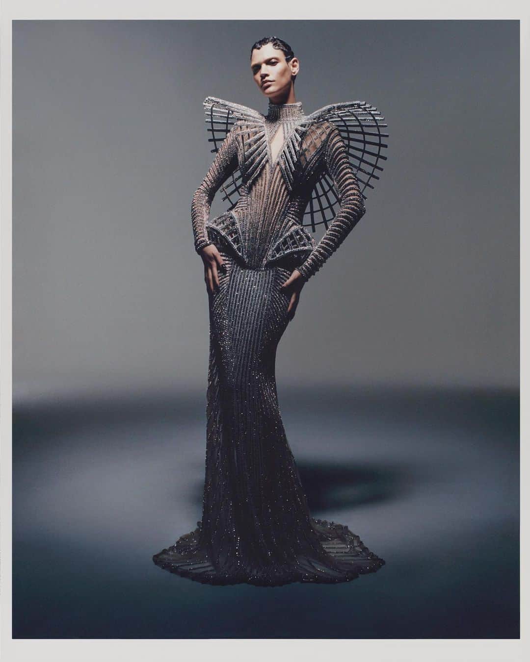 バルマンのインスタグラム：「ALIEN SUPERSTAR RENAISSANCE COUTURE by @beyonce x @balmain  Balmain Creative Director - @olivier_rousteing @parkwood Creative Team  Photographer - @louiebanksstudio Lead Stylist - @marnixmarni   Principle Hair Stylist - @nealfarinah Principle Makeup Artist - @rokaelbeauty Hair Stylist - @jawaraw Makeup Artist -@hollysilius Manicurist - @nails_by_yoko   Casting - @bitton   TALENT @iamkerolyn   SPECIAL THANKS TO THE BALMAIN AND PARKWOOD TEAMS」