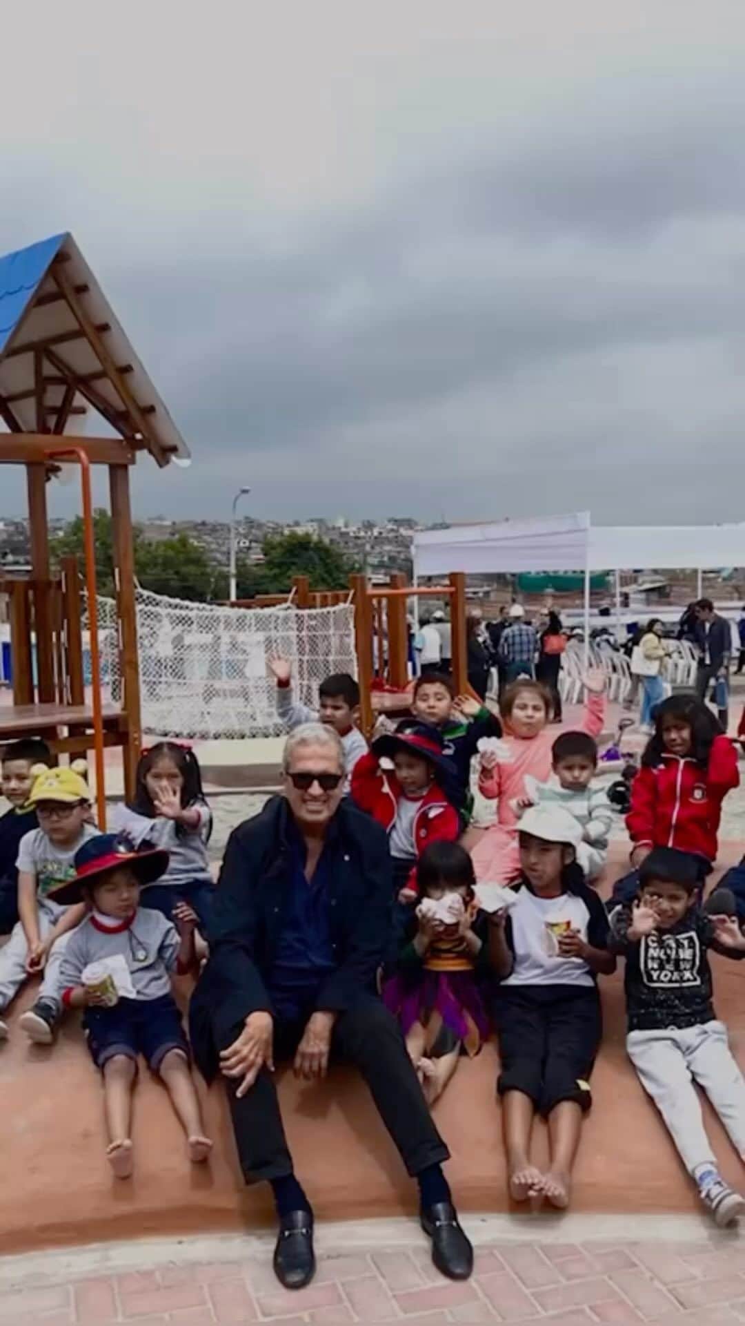 マリオ・テスティーノのインスタグラム：「Giving is never an easy thing.  We get caught up in our own needs to the point of not thinking of others. When I attended the opening to the latest Parque Teresita playground, in Arequipa Peru, I could not help but be amazed by our collaborators, the Naked Heart Foundation, Caritas Peru, the archbishop of Arequipa and Legacy Partners. Some people dedicate their lives to others and doing so they set an example to us all. I’m happy and honored to continue our playgrounds project and to be given the opportunity to give, guided by their example.  _ Dar nunca es fácil. Nos enredamos en nuestras propias necesidades hasta el punto de no pensar en los demás. Cuando asistí a la inauguración del último parque infantil Parque Teresita, en Arequipa Perú, no pude evitar sorprenderme con nuestros colaboradores, la Fundación Naked Hearts, Caritas Perú, el arzobispo de Arequipa y Legacy Partners. Algunas personas dedican su vida a los demás y al hacerlo nos dan ejemplo a todos. Estoy feliz y honrado de continuar con nuestro proyecto de parques infantiles y de tener la oportunidad de dar, guiado por su ejemplo.」