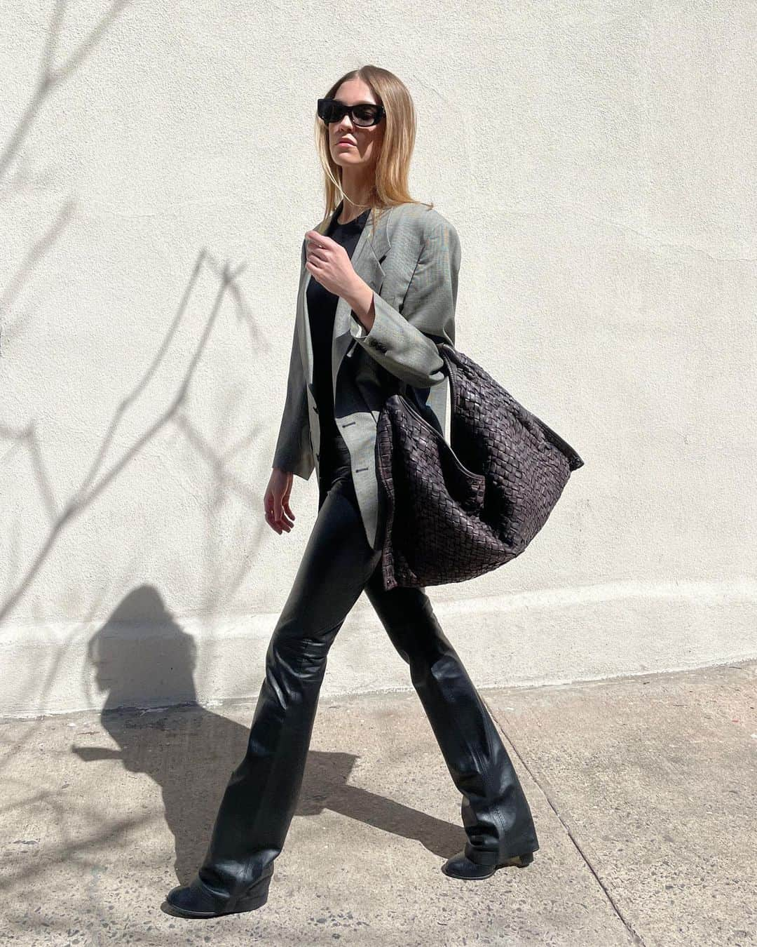 サマンサ・グラドヴィルのインスタグラム：「Off to visit my @fordmodels family 🖤 Wearing some of my absolute favs —   Blazer: Vintage YSL by @maisonemeute  Bag: Edera @campomaggi_bags  Pants: @redemptionofficial  Bodysuit: @aritzia  Shoes: @guylarocheparis  Sunnies: Bella @sundaysomewhere  Jewelry: @samvarajewelry   #concretejungle #ootd #fordmodels」