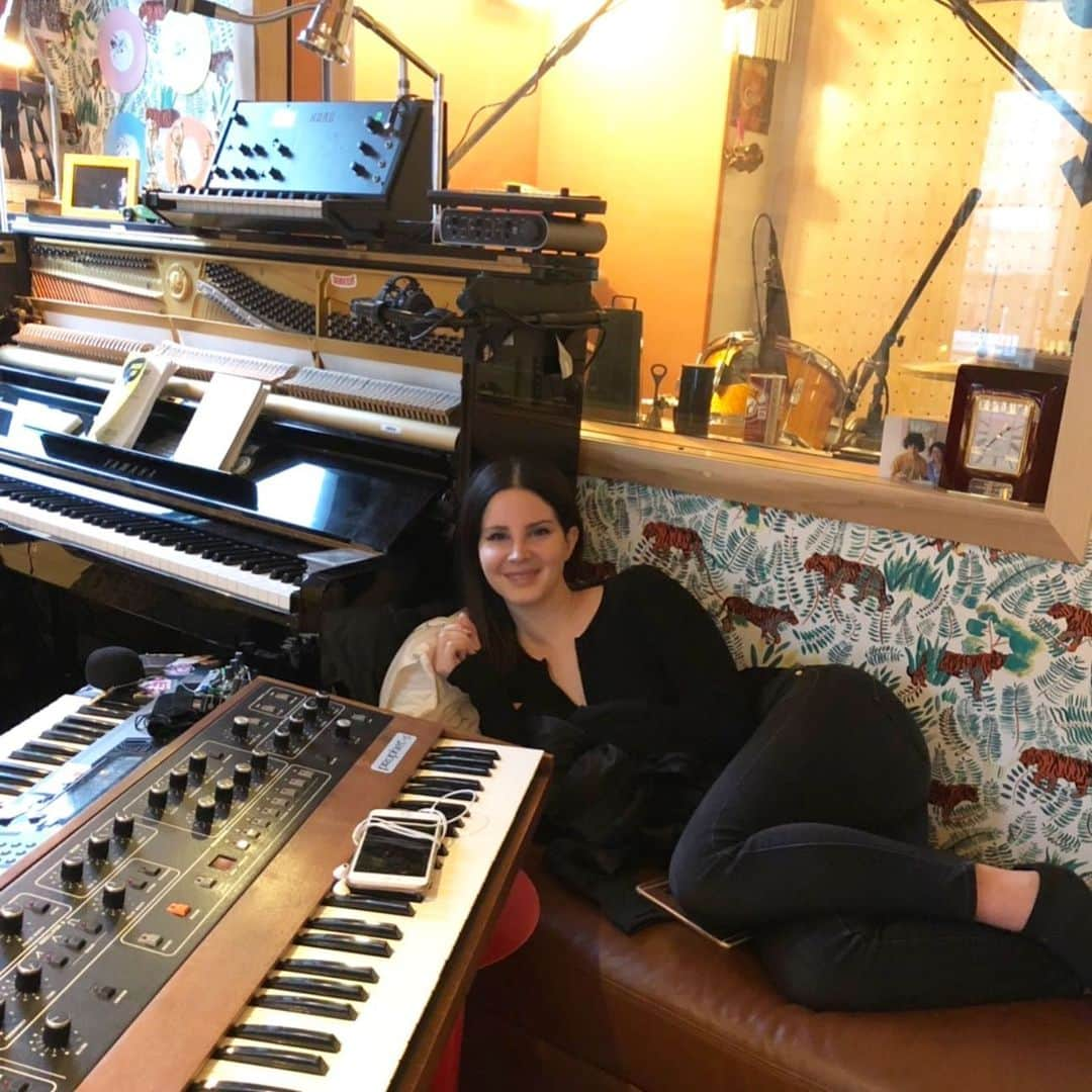 ジャック・アントノフさんのインスタグラム写真 - (ジャック・アントノフInstagram)「“did you know that there’s a tunnel under ocean blvd”   picture is from the first time lana and i got together at the studio. we met for lunch, then she went to florida, then flew back a few days later - she came over and that day we made hope is a dangerous thing, love song and a few other bits that turned into things through the years. i love you lana and i love our time together.   tunnel is the third album i’ve made with you and it is just too overwhelming to describe how much our work together means to me. and truthfully, only god knows where it comes from cause we just fuck around until things like a and w fly out and laura is like what the fuck guys?  pic 2: “margaret” forever and margaret forever, in all forms.   and endless love to @sharp_stick who is with us for every inch.   to everyone listening have a great time with tunnel today - we freaked ourselves out on some of these songs so enjoy it!  bleachers babies on here @mikeyfreedomhart @esmith109 @hutchdrums @mriddles @zemaudu   i love you @tommygenesis and @zachary_dawes .. just got off an interview and carried on about how much i love zach and how his work is as pure as him. hope they print it big zach!  love to @sam_dew father j @itsdrewerickson mike hermosa @mythic.bitch @olijacobs1 as well!」3月25日 2時58分 - jackantonoff