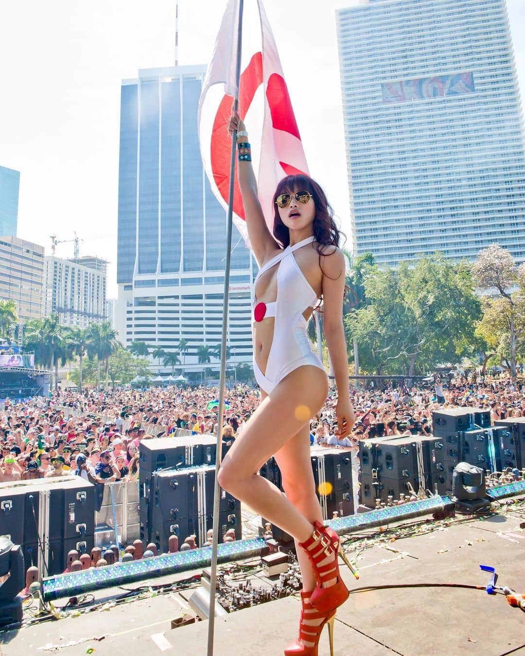 MIKAさんのインスタグラム写真 - (MIKAInstagram)「It's day 1 @ultra time to get wet and wild!!😎🚿💦💦  Wow 10 years with amazing @ultraangels 💖🎞 (my bangs history also hehe) THANK YOU SO MUCH @katiekansas @ultra for the opportunity to live this experience and being part of beautiful family. Missing you all this year..xxx  Everyone make sure to follow the #ultraangels and the #ultralive stream to support my team! Good luck to everyone! Shine bright!!✨✨  ⠀ 本年度のワールドツアーはお休みします✈️ 今年の私はNew chapterでツアーに拠点を置きません🌍 私生活でもチャレンジがかなり増えます💕🤓わくわく  10年という月日は信じられないくらいはやいです🌀🌀 前髪や赤髪の歴史もありました。笑 たくさん貼っておくのでスライドしてみてねっ  さぁライブストリームで夜更かしな週末するみんないるかなー？？🫶🏻🤭  ⠀」3月25日 3時13分 - cjd_mika