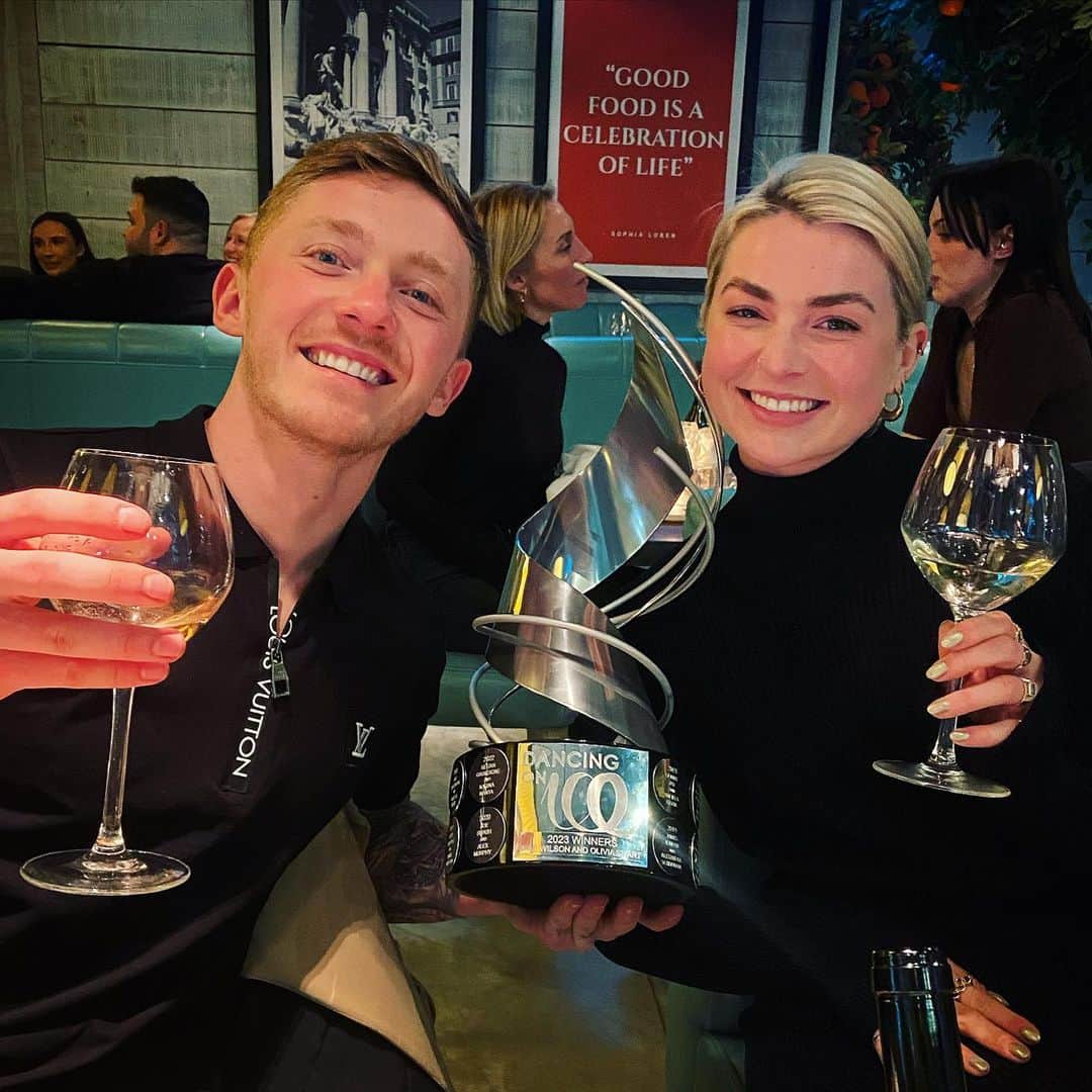 ナイル・ウィルソンのインスタグラム：「A very wholesome week back to reality with my favourite people 🥰 now for a very well earned rest & re set before we move onto the next weird & wonderful challenge 💪🏼 see you on the beach 🏝️🇦🇪」