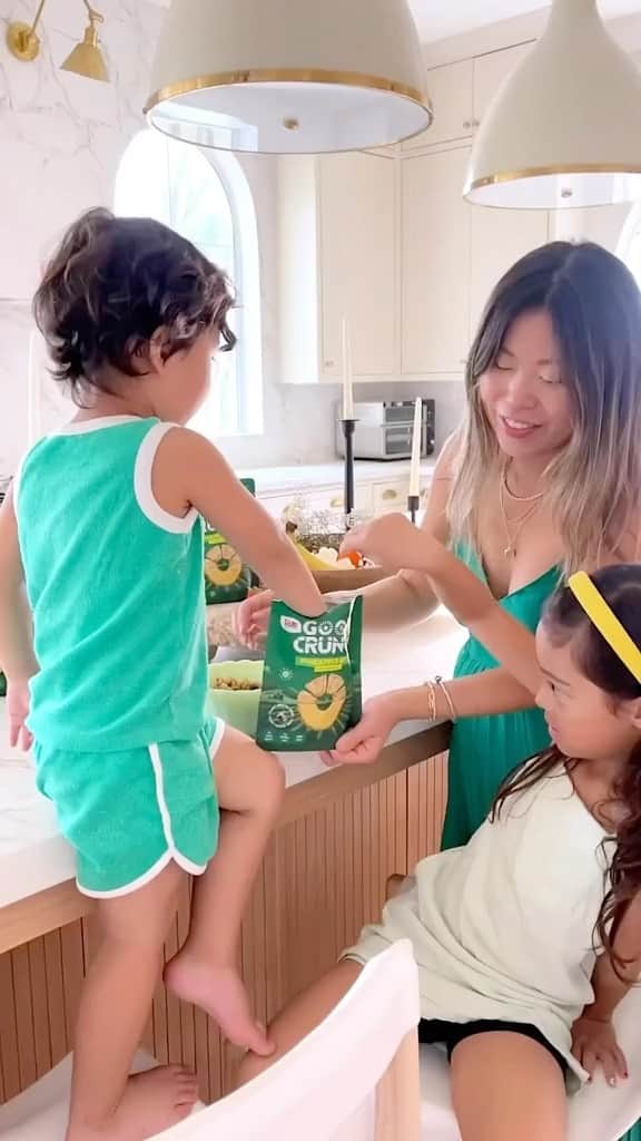 Dole Packaged Foods（ドール）のインスタグラム：「Trust us (and @joyfullygreen!), these fruit bites are your new go-to snack for family movie night! This crunchy, sweet and tangy goodness is irresistible to ALL ages—even the littles. They won’t even know it’s good for them too and made with only fruit! 😊🍍」