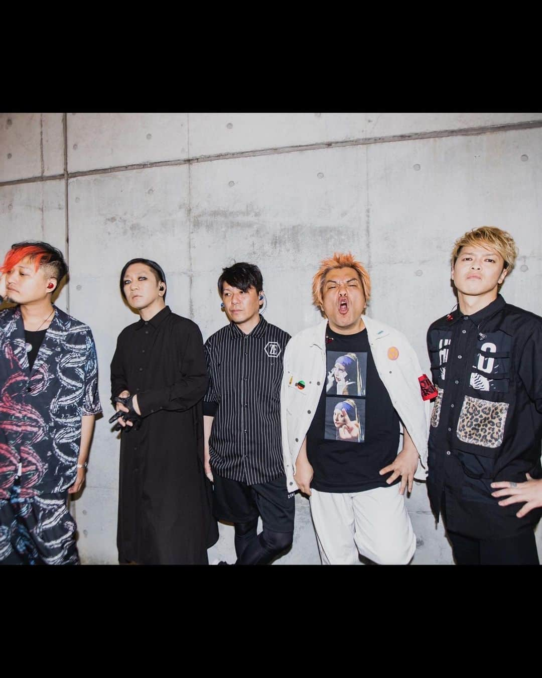 N∀OKIさんのインスタグラム写真 - (N∀OKIInstagram)「Hello Zepp Tour 2023  Zepp DiverCity Final  ハレルヤ〜20周年〜 諸々延期で待ちに待った3年 ハルカミライ 久々サシ対バン ライブ力増し増しで エゲツナイLiveした  ワテらもファイナルに相応しく 無双に燃え尽きたわ  サポートギターの マサヒコとも60本以上 鳴らしてきて ええGrooveも高まりつつ アルバムHelloの 楽曲達はここから まだまだライブで 眩く育ってゆくのですわな  ツアー全35本 各地対バン  集まった皆様 ありがとうございました  まだまだワテら 無心に力強く着々と 突き進んで生くの心  写真 熱した砂が入った中華鍋で突きの鍛錬に励まざるえないらしい…@kawado_photo  #ハルカミライ #ROTTENGRAFFTY」3月25日 3時40分 - chairoy1945