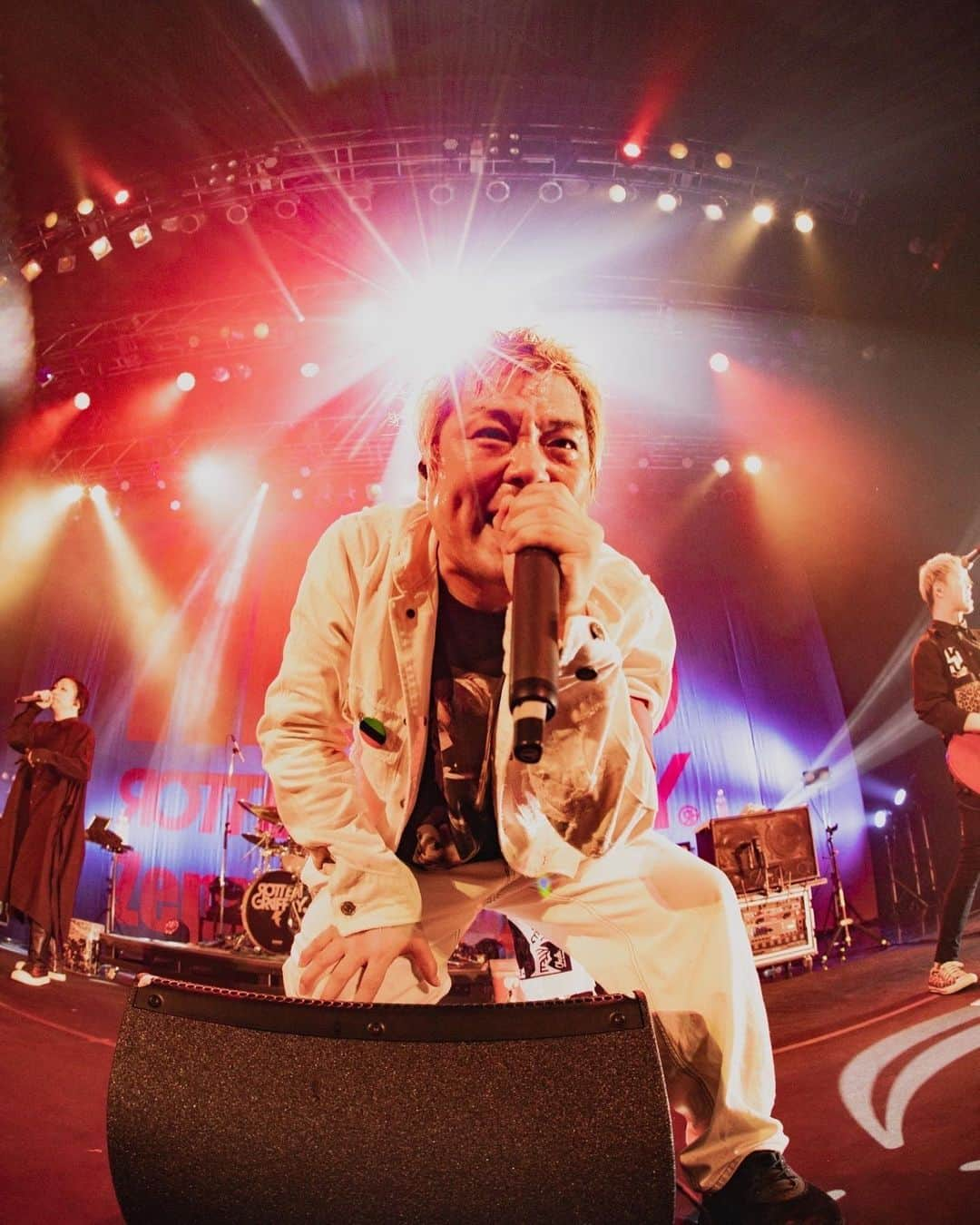 N∀OKIさんのインスタグラム写真 - (N∀OKIInstagram)「Hello Zepp Tour 2023  Zepp DiverCity Final  ハレルヤ〜20周年〜 諸々延期で待ちに待った3年 ハルカミライ 久々サシ対バン ライブ力増し増しで エゲツナイLiveした  ワテらもファイナルに相応しく 無双に燃え尽きたわ  サポートギターの マサヒコとも60本以上 鳴らしてきて ええGrooveも高まりつつ アルバムHelloの 楽曲達はここから まだまだライブで 眩く育ってゆくのですわな  ツアー全35本 各地対バン  集まった皆様 ありがとうございました  まだまだワテら 無心に力強く着々と 突き進んで生くの心  写真 熱した砂が入った中華鍋で突きの鍛錬に励まざるえないらしい…@kawado_photo  #ハルカミライ #ROTTENGRAFFTY」3月25日 3時40分 - chairoy1945