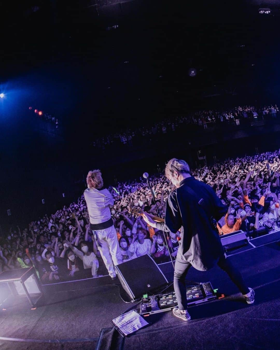 N∀OKIさんのインスタグラム写真 - (N∀OKIInstagram)「Hello Zepp Tour 2023  Zepp DiverCity Final  ハレルヤ〜20周年〜 諸々延期で待ちに待った3年 ハルカミライ 久々サシ対バン ライブ力増し増しで エゲツナイLiveした  ワテらもファイナルに相応しく 無双に燃え尽きたわ  サポートギターの マサヒコとも60本以上 鳴らしてきて ええGrooveも高まりつつ アルバムHelloの 楽曲達はここから まだまだライブで 眩く育ってゆくのですわな  ツアー全35本 各地対バン  集まった皆様 ありがとうございました  まだまだワテら 無心に力強く着々と 突き進んで生くの心  写真 熱した砂が入った中華鍋で突きの鍛錬に励まざるえないらしい…@kawado_photo  #ハルカミライ #ROTTENGRAFFTY」3月25日 3時40分 - chairoy1945