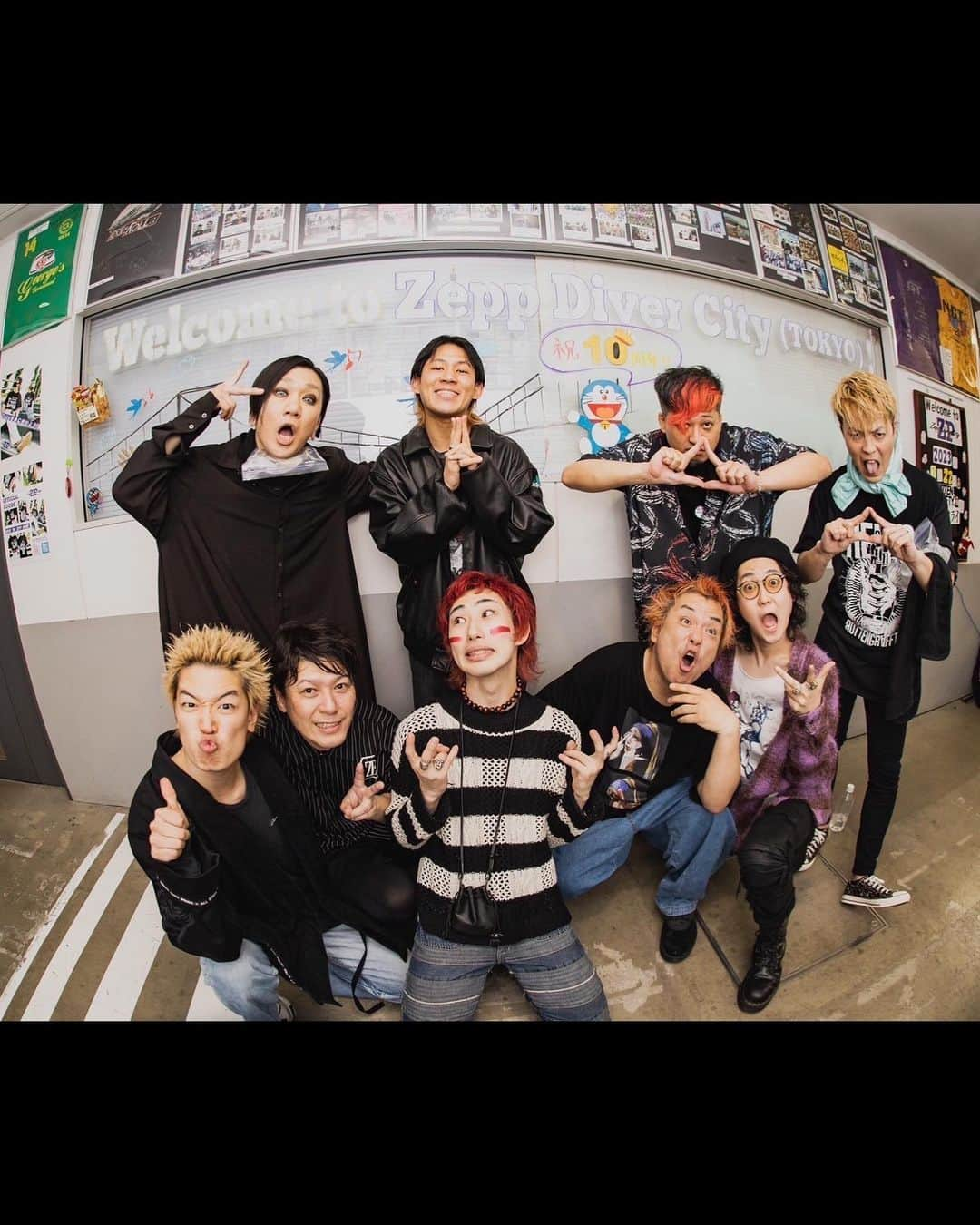 N∀OKIさんのインスタグラム写真 - (N∀OKIInstagram)「Hello Zepp Tour 2023  Zepp DiverCity Final  ハレルヤ〜20周年〜 諸々延期で待ちに待った3年 ハルカミライ 久々サシ対バン ライブ力増し増しで エゲツナイLiveした  ワテらもファイナルに相応しく 無双に燃え尽きたわ  サポートギターの マサヒコとも60本以上 鳴らしてきて ええGrooveも高まりつつ アルバムHelloの 楽曲達はここから まだまだライブで 眩く育ってゆくのですわな  ツアー全35本 各地対バン  集まった皆様 ありがとうございました  まだまだワテら 無心に力強く着々と 突き進んで生くの心  写真 熱した砂が入った中華鍋で突きの鍛錬に励まざるえないらしい…@kawado_photo  #ハルカミライ #ROTTENGRAFFTY」3月25日 3時40分 - chairoy1945