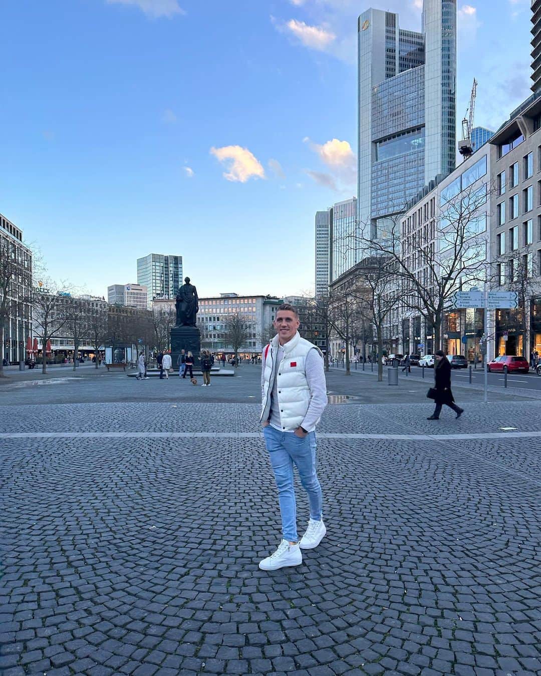 ニルス・ペテルセンのインスタグラム：「#FreiesWochenende #Grüße #Frankfurt 👋🏻 #SchiedsrichterFürEinenTag #NP18」