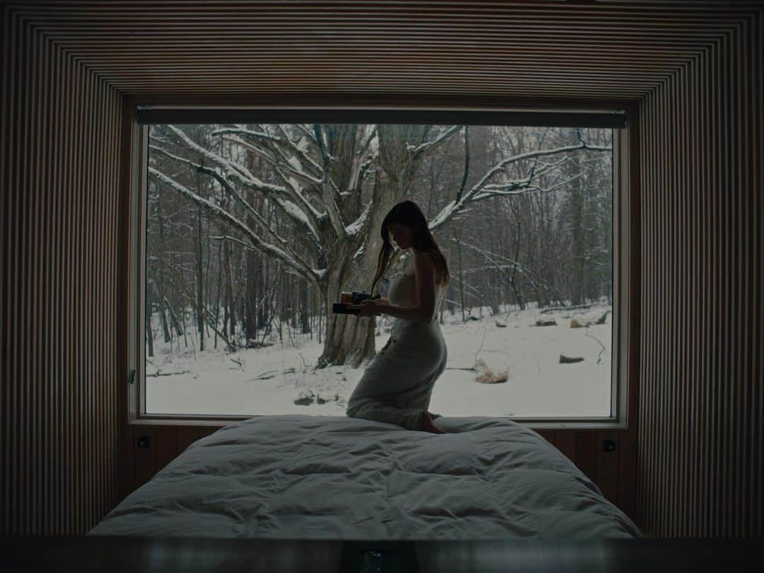 Sarahのインスタグラム：「INNER LANDSCAPES full stylistic pilot in bio  Director: @krotchy  Cinematographer:  @ty_mcgrath  1AC:  @alex_dametto  2AC:  @moshwarrior Gaffer:  @liamvanderploeg  Music:  @bdbender  VFX:  @lucashrubizna  Rotoscoping: @getcrspy Color: @sgllng  Headpiece  @lance.v.moore Special Thanks @northofnowfilms &  @wfw_intl  -  We made this piece as part of a series that explores the inner landscapes of different artists and thought leaders. More to come 🤸🏻‍♀️」