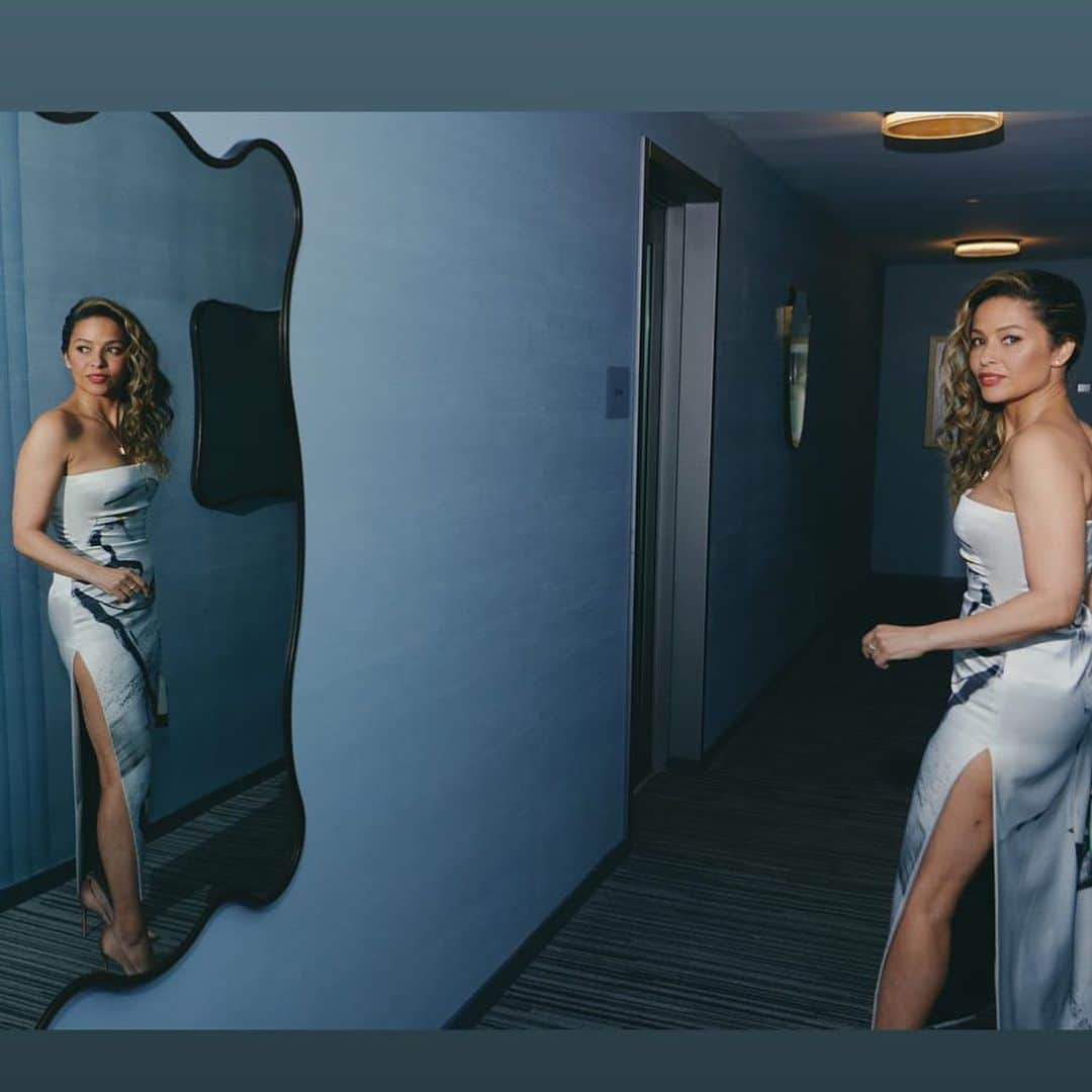 ジーン・トリプルホーンのインスタグラム：「What a night!!! Rabbit Hole  Screening. Thank you New York! @cbstvstudios @paramountplus @jennyandersonphoto @debeersofficial @kassandragordonlondon @lolafenhirst @mne_eddy @gianvitorossi @tammyandbenjamin @mvc.communications @nickbarose @hairbycassy  #rabbithole #newyorkcity #redcarpet #television #fashion #actorslife」