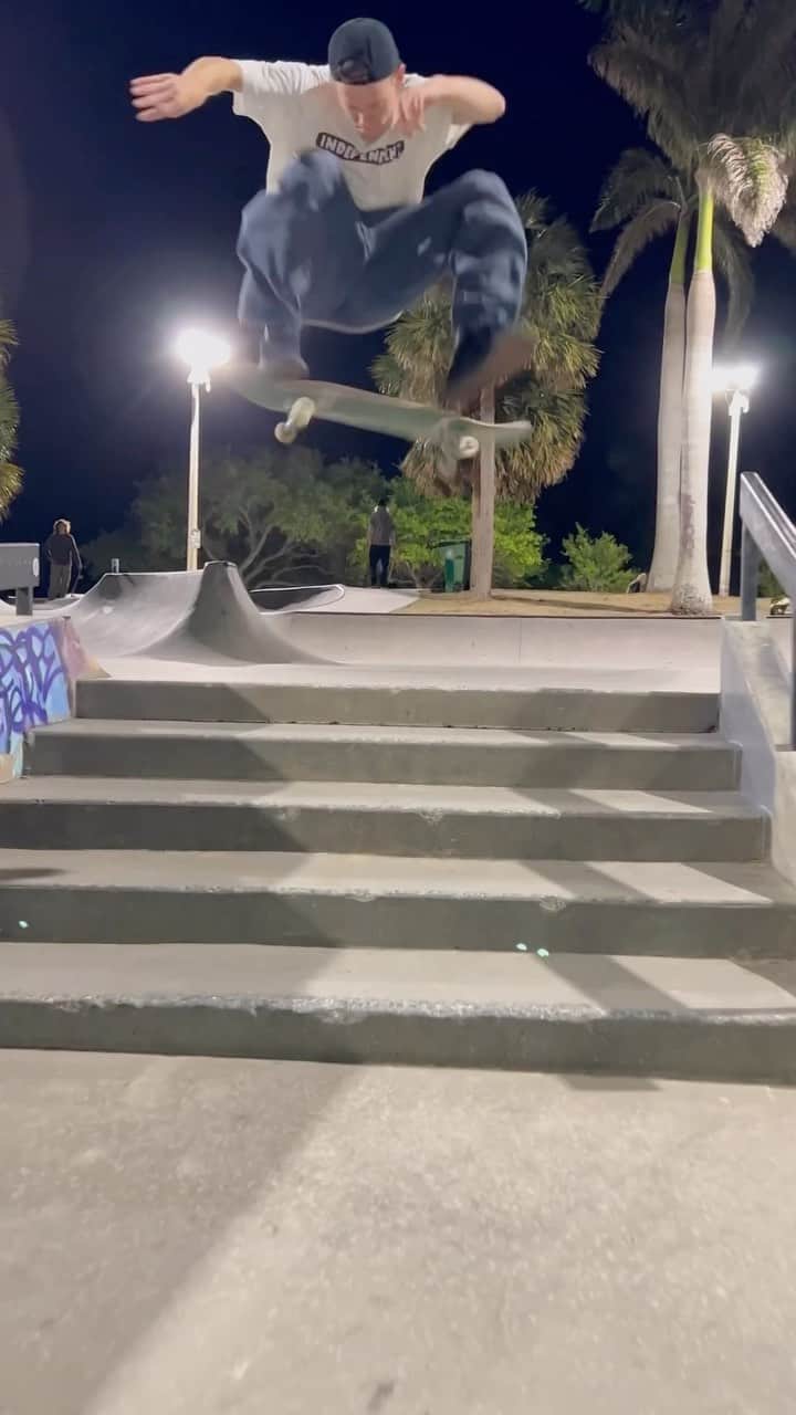 ジェイク・イラーディのインスタグラム：「Felt like jumping the other night 🌙 📲 @ohalrightbet」