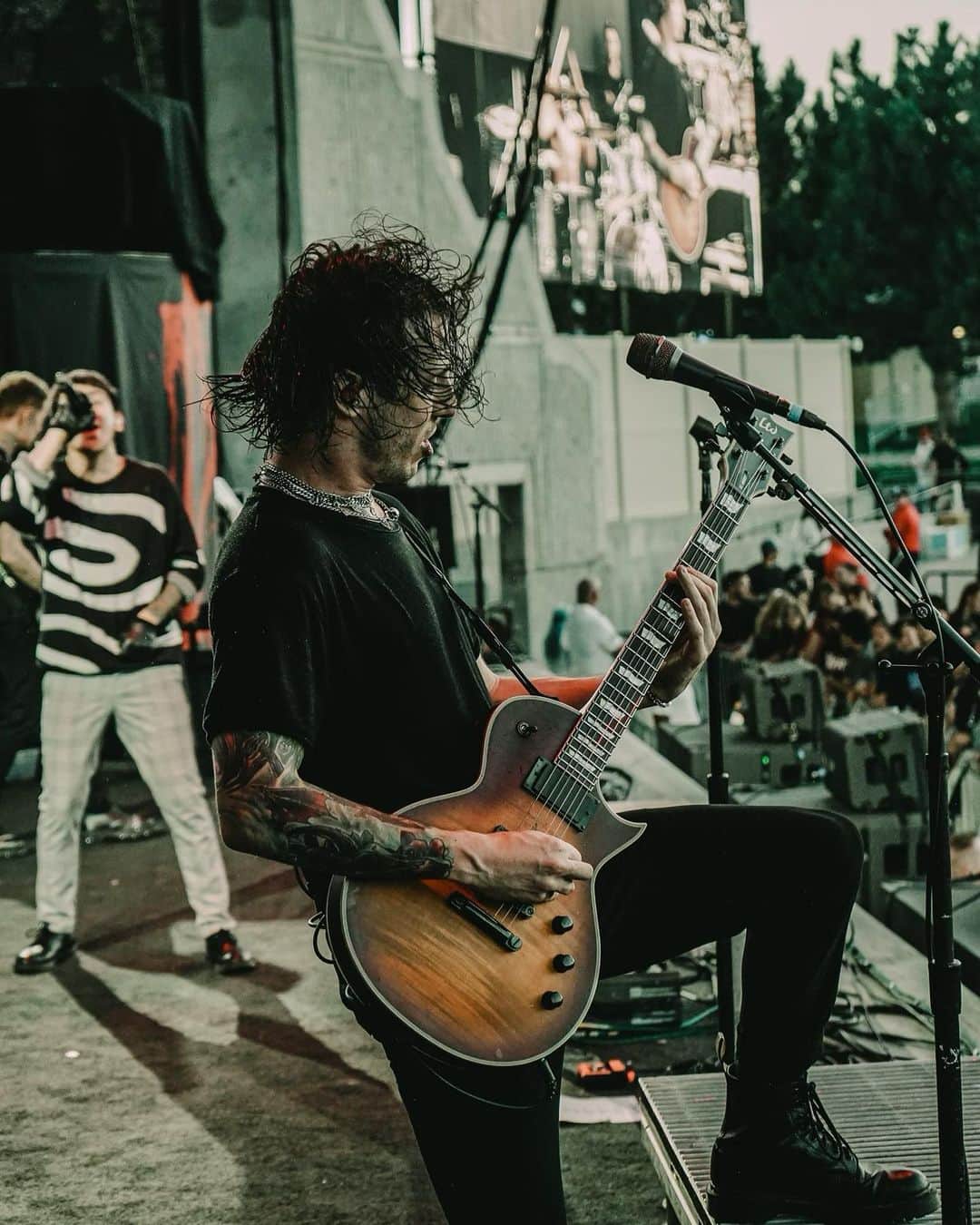 ブランドン・フーバーのインスタグラム：「The Spirits Tour starts ONE WEEK from today with @nothingmoremusic and @thousandbelow 🔥 See you in the pit 💀  Tickets + VIP on sale now at crowntheempireband.com   3/31 Richmond, VA 4/01 Myrtle Beach, SC 4/02 St. Petersburg, FL 4/04 Harrisburg, PA 4/05 Toronto, ON 4/07 Philadelphia, PA 4/08 Worcester, MA 4/09 New York, NY 4/11 Evansville, IN 4/12 Dubuque, IA 4/13 Clive, IA 4/15 Minneapolis, MN 4/16 Omaha, NE 4/17 Denver, CO 4/19 Salt Lake City, UT 4/21 Calgary, AB 4/22 Edmonton, AB 4/24 Vancouver, BC 4/25 Boise, ID 4/27 Seattle, WA 4/28 Portland. OR 4/29 Spokane, WA 5/01 Sacramento, CA 5/02 Sacramento, CA 5/03 Los Angeles, CA 5/05 San Diego, CA」