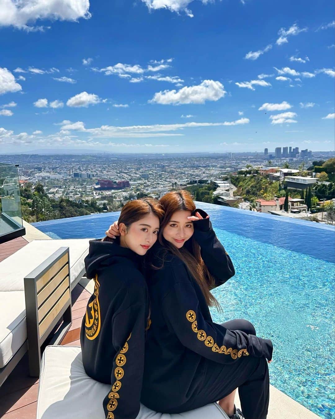 のインスタグラム：「Finally beautiful day in LA we're so grad to be back🌞 LA４日目にしてようやく晴れた！ 嬉しい🫶  #la #losangeles #poolday #ロス #ロサンゼルス」