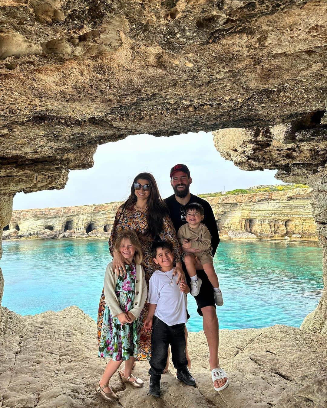 ナタリア・ベッカーのインスタグラム：「Maravilhada com a beleza desse lugar! Estar aqui com vocês está sendo um presente!」
