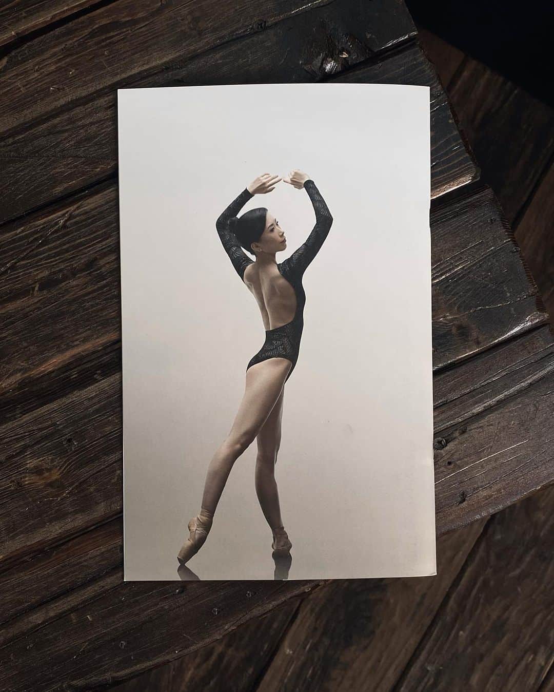 石井杏奈さんのインスタグラム写真 - (石井杏奈Instagram)「Wonderful @annaishii featured on the 2023-24 Season Brochure cover of @grandsballets   🙌  H/MUA: @janiedrouin   CAMERA: Fuji GFX100s  #ballerina #beautifulballet #behindthescenesphotoshoot  #gfx100s」3月25日 4時40分 - annaishii