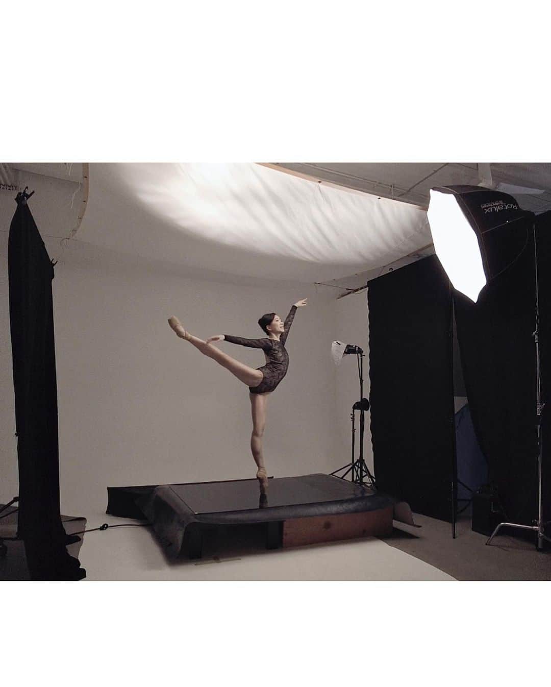石井杏奈さんのインスタグラム写真 - (石井杏奈Instagram)「Wonderful @annaishii featured on the 2023-24 Season Brochure cover of @grandsballets   🙌  H/MUA: @janiedrouin   CAMERA: Fuji GFX100s  #ballerina #beautifulballet #behindthescenesphotoshoot  #gfx100s」3月25日 4時40分 - annaishii