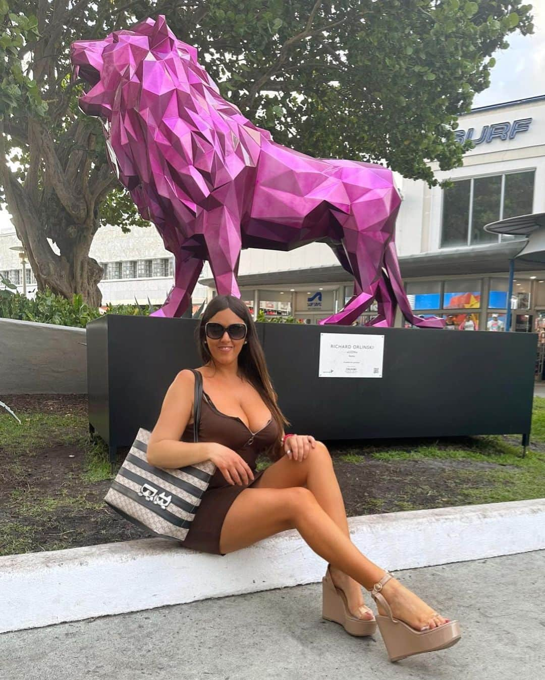 クラウディア・ロマーニさんのインスタグラム写真 - (クラウディア・ロマーニInstagram)「After Botero … Orlinski  sculptures on Lincoln Road … Very nice to live and breathe art with all the concerts and beautiful set ups !!!! Let’s talk about it too , besides the terrible Spring Break events. I chose SoBe as my home many years ago and I will always and forever love it … We have to vote and pick the new mayor carefully .. in order to bring it back to the former splendor !!! ♥️♥️♥️ #SoBe #miamibeachelections  #lincolnroad」3月25日 4時41分 - claudia_romani