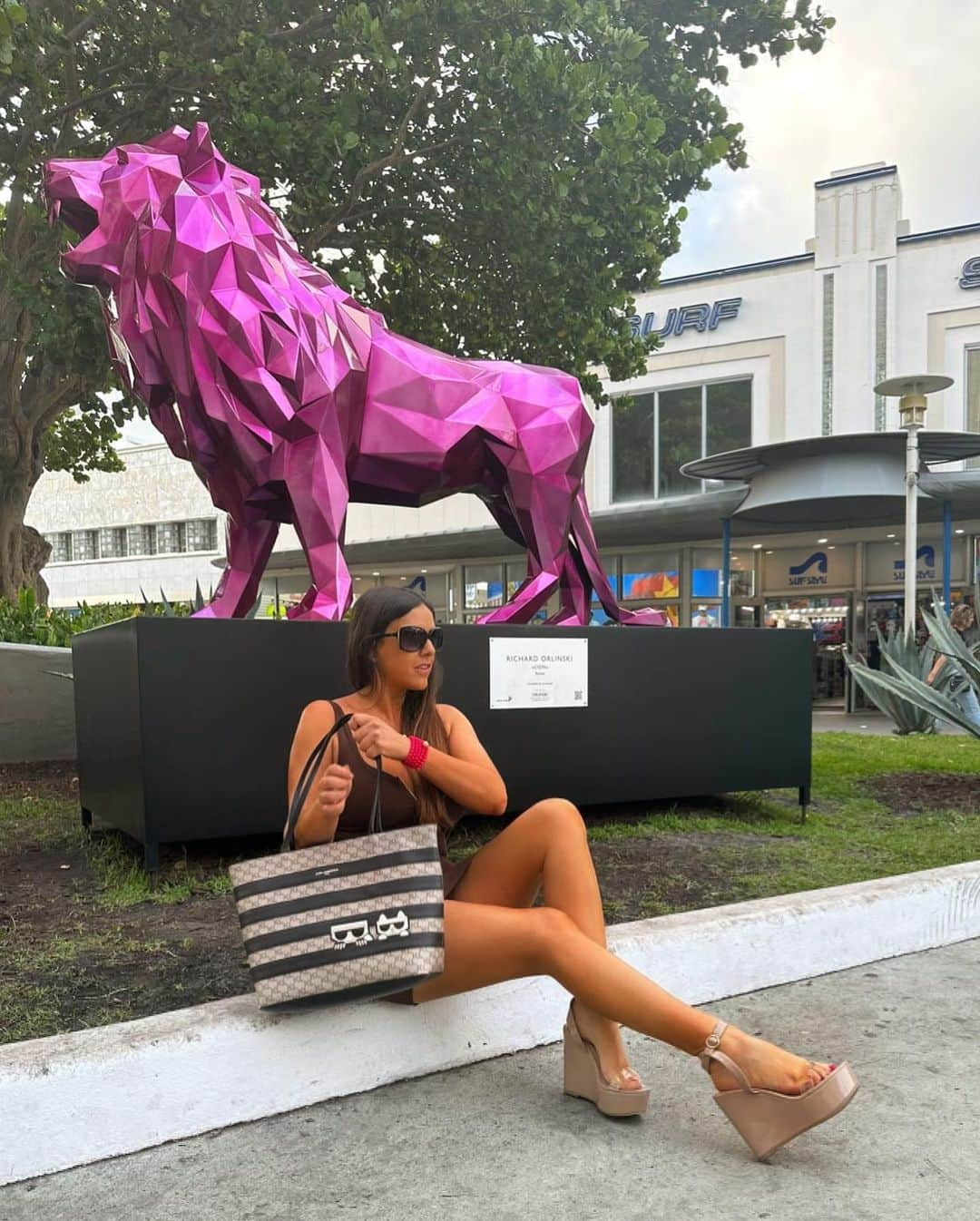 クラウディア・ロマーニさんのインスタグラム写真 - (クラウディア・ロマーニInstagram)「After Botero … Orlinski  sculptures on Lincoln Road … Very nice to live and breathe art with all the concerts and beautiful set ups !!!! Let’s talk about it too , besides the terrible Spring Break events. I chose SoBe as my home many years ago and I will always and forever love it … We have to vote and pick the new mayor carefully .. in order to bring it back to the former splendor !!! ♥️♥️♥️ #SoBe #miamibeachelections  #lincolnroad」3月25日 4時41分 - claudia_romani