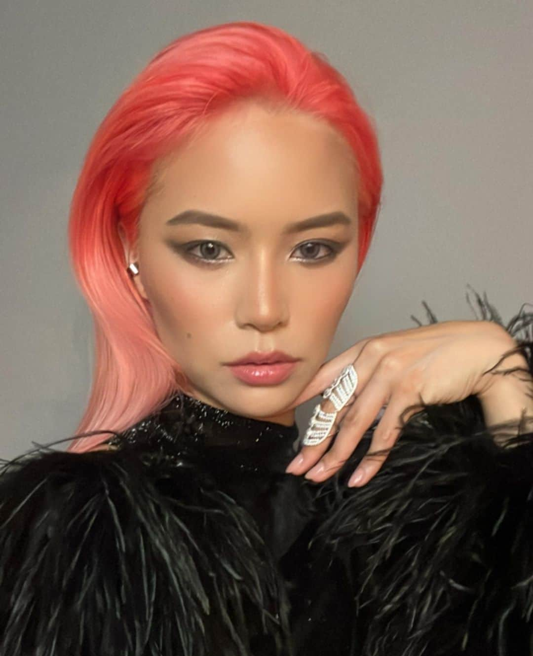 Yukiさんのインスタグラム写真 - (YukiInstagram)「Who doesn't like a little glam once in a while? 💕✨⁠ ⁠ Makeup: @toofaced⁠ @lauramercier⁠ @itcosmetics⁠ @diorbeauty⁠ @fentybeauty⁠ @colourpop⁠ ⁠ Ring: @wooing_by_conniewoo⁠ ⁠ ⁠ #hairinspo #haircolour #haircolor #moderncolorinspirations #mermaidhair #pinkhair #fentybeauty #lauramercier #mymercier #colourpop #diorbeauty #itcosmetics」3月25日 4時47分 - yukibomb