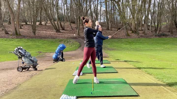 カヤ・スコデラリオのインスタグラム：「Took my first Golf lesson today for filming purposes and I’m sorry but THIS SPORT IS AMAZING. You get to hit something really hard, focus intently, be in nature & eavesdrop on granddad’s gossiping about all the grandchildren they hate AND there’s a bar at the end of it.  Was prepared to be completely crap at it & hate every second but I honestly had such a fun time.   My dad was a really good golfer apparently, he would have been really excited about me doing this. Here’s to you Rog 🏌🏻‍♀️⛳️」