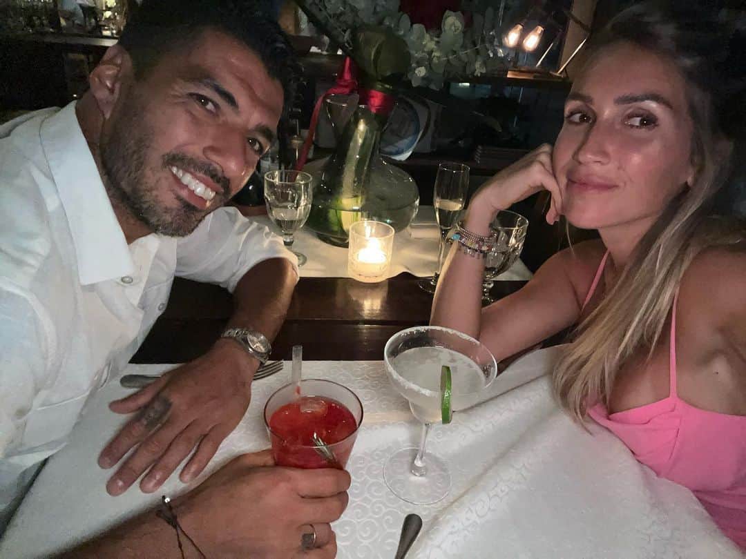 ソフィア・バルビのインスタグラム：「Hace unos días… cumpliendo unos años de nuestro SI en Holanda.. TE AMO #yotanmargaritavostanjuguito 🤣😂」