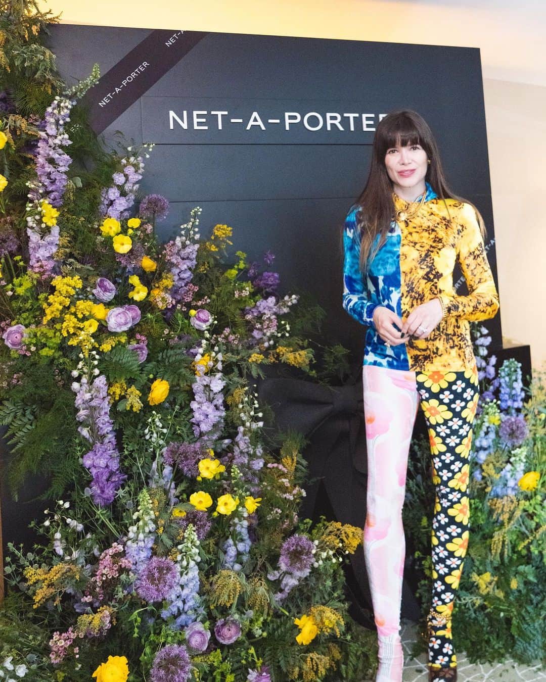 RJMStyleのインスタグラム：「A CURATED #NETAPORTER hotel suite. Full of luxurious skin & haircare and a walk in closet of your dreams…  & of course the @netaporter “flower power”installation by hand & rose, c/oawol and sarah erizku to celebrate the week of art basel 2023. #flowerpower」