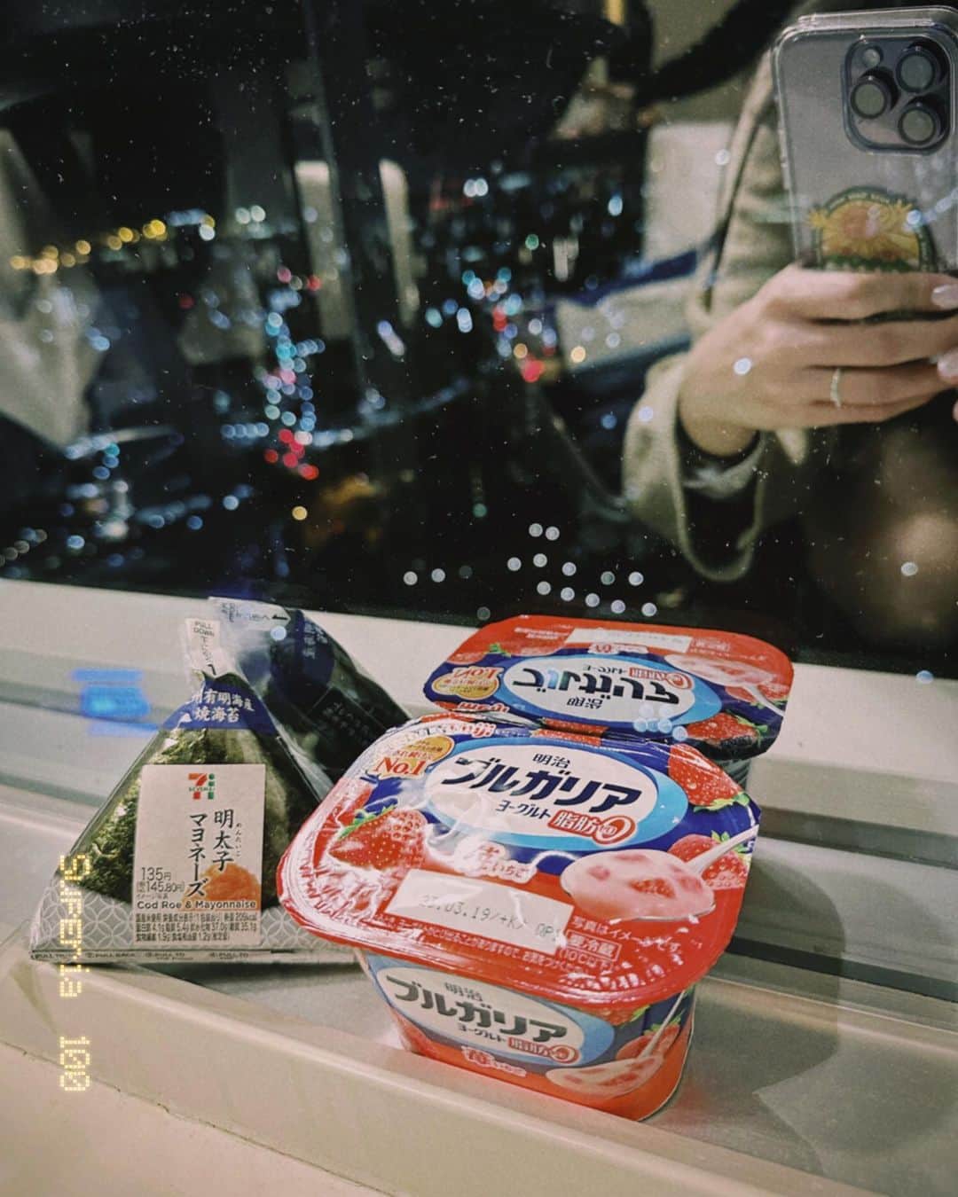 Dewi Chienのインスタグラム：「🍙🍓 從15年前第一次去日本到現在，唯一沒變得就是：每天起床的早餐們🧃   #明太子御飯糰 #明治水果優格 #健康蔬果汁 #永遠吃不膩」