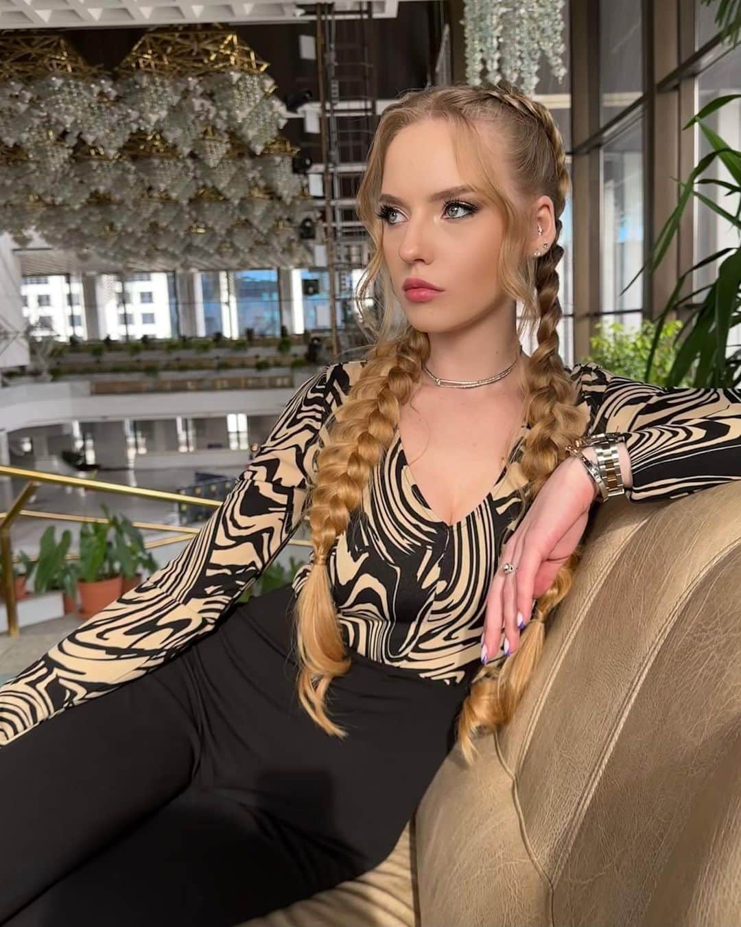 オクサナ・ネベセラヤのインスタグラム：「Год назад с большим запасом успокоительных наша команда закрыла первый на моей практике проект во Дворце Республики и вновь мы тут оказались, но уже не с малым залом, а большим.  Что ж, миссия выполнена, пришло время порефлексировать, выдохнуть и перезагрузиться.」